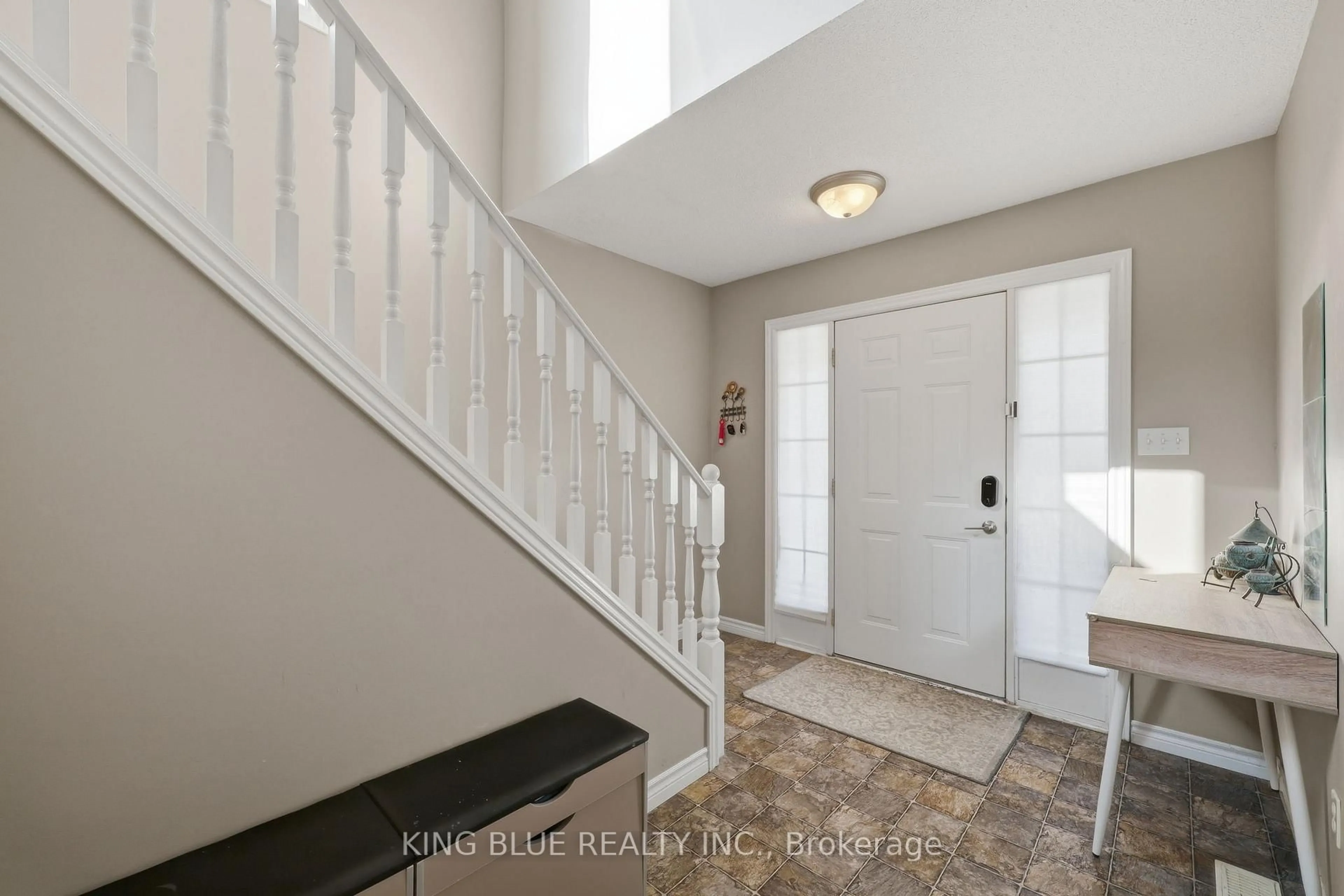 Indoor entryway for 1815 BAYSWATER Cres, London North Ontario N6G 5N1