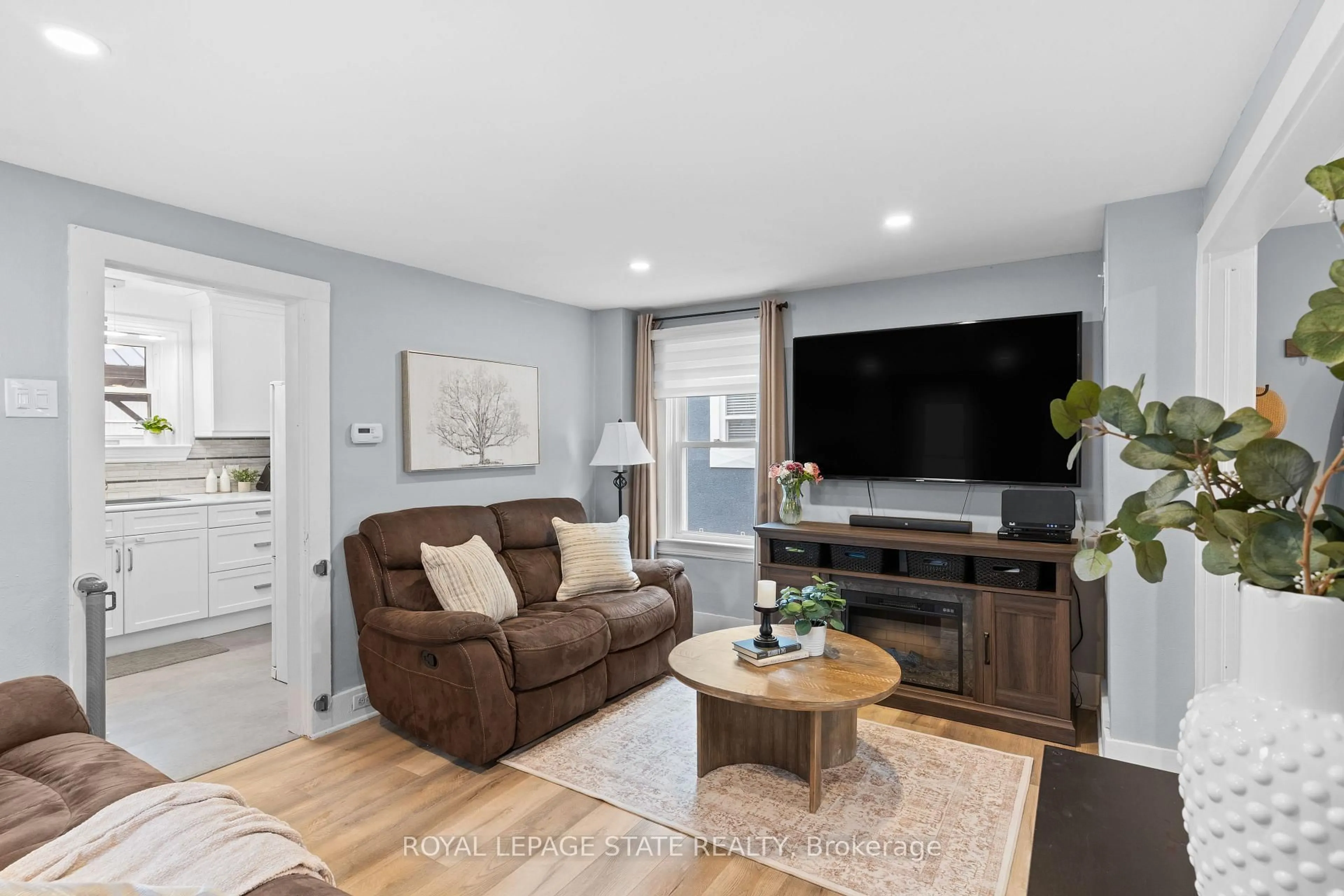 Living room with furniture, wood/laminate floor for 109 Wilton Ave, Welland Ontario L3C 2A1