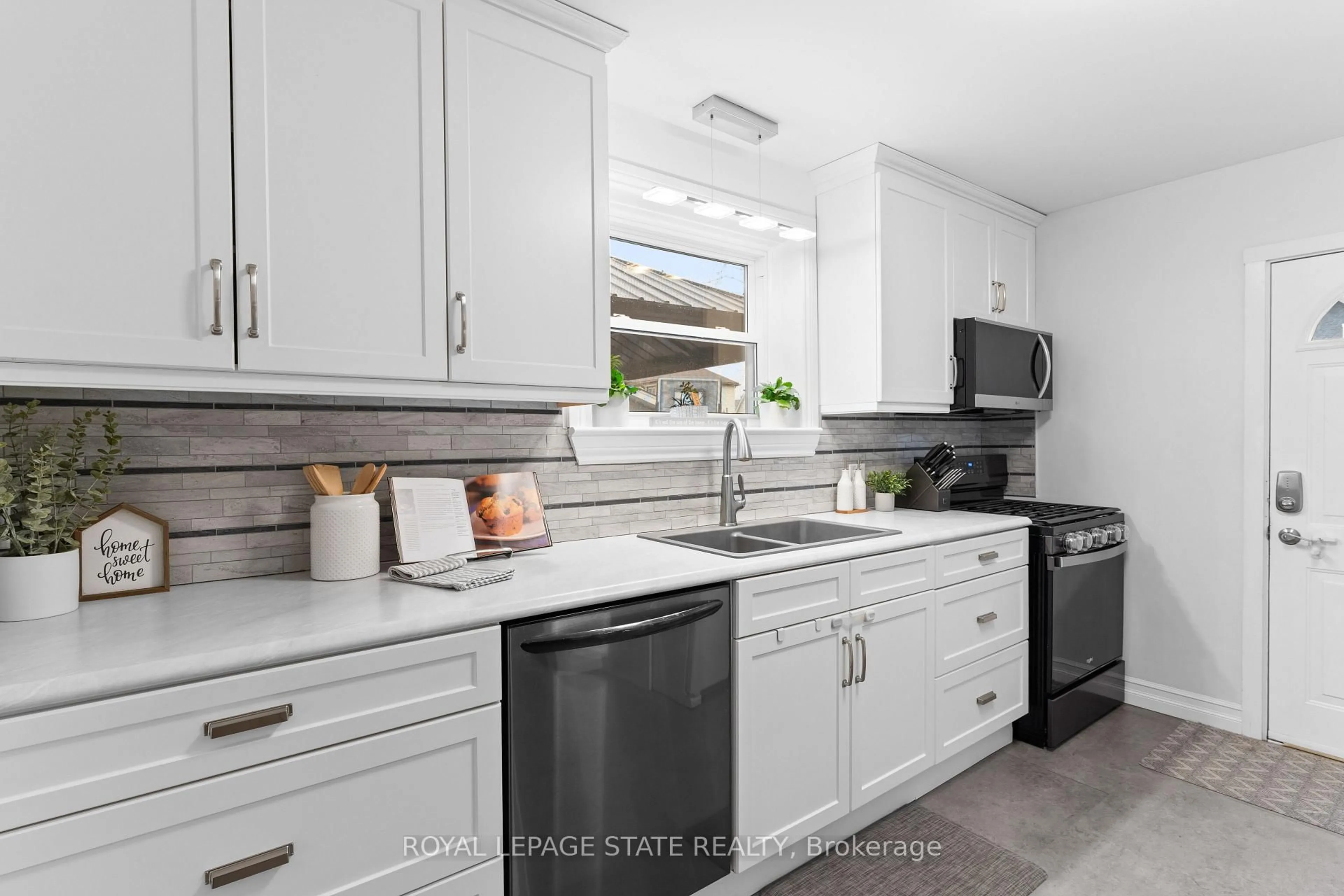 Open concept kitchen, ceramic/tile floor for 109 Wilton Ave, Welland Ontario L3C 2A1