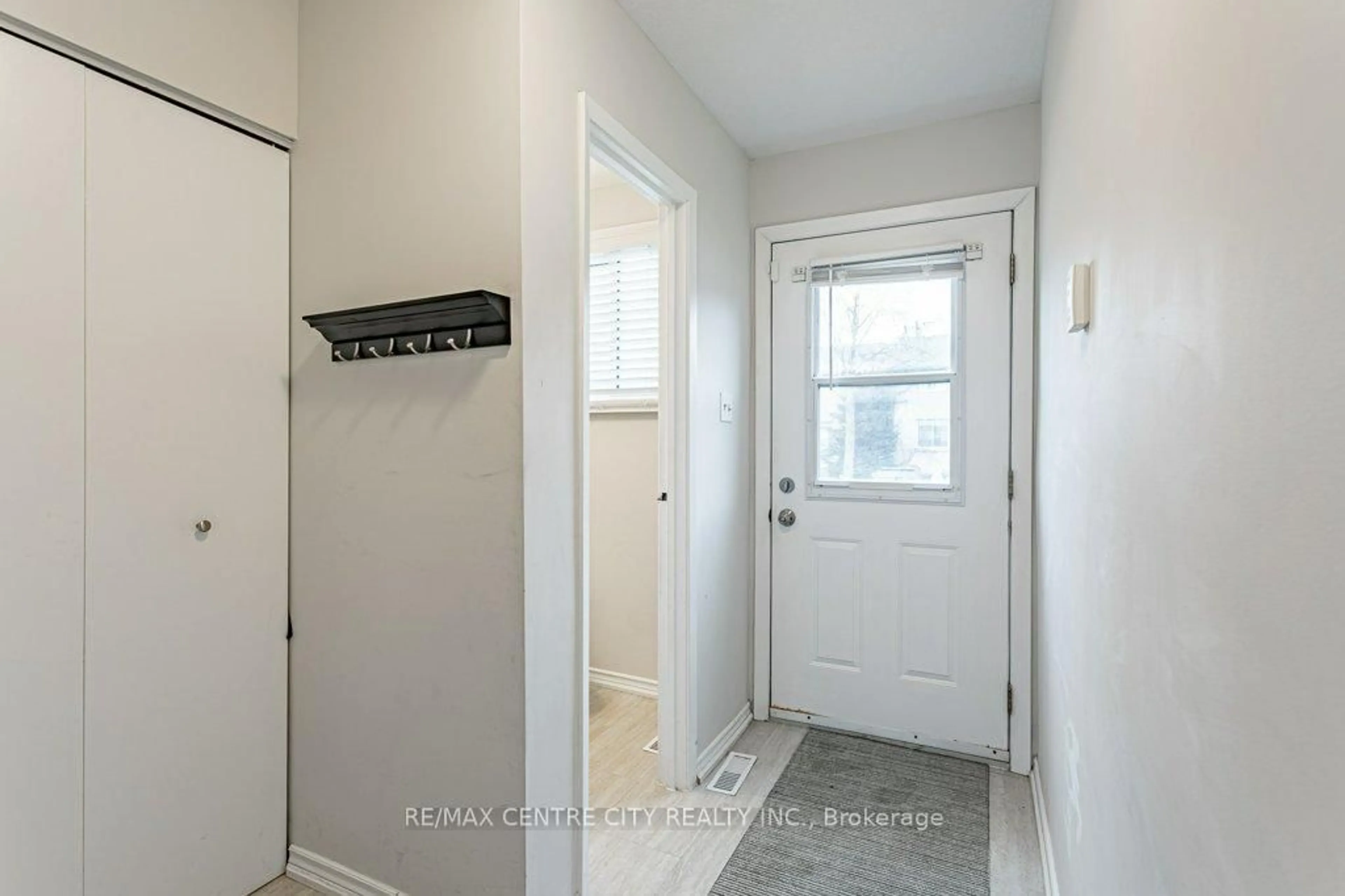 Indoor entryway for 490 Third St #19, London East Ontario N5V 4A2