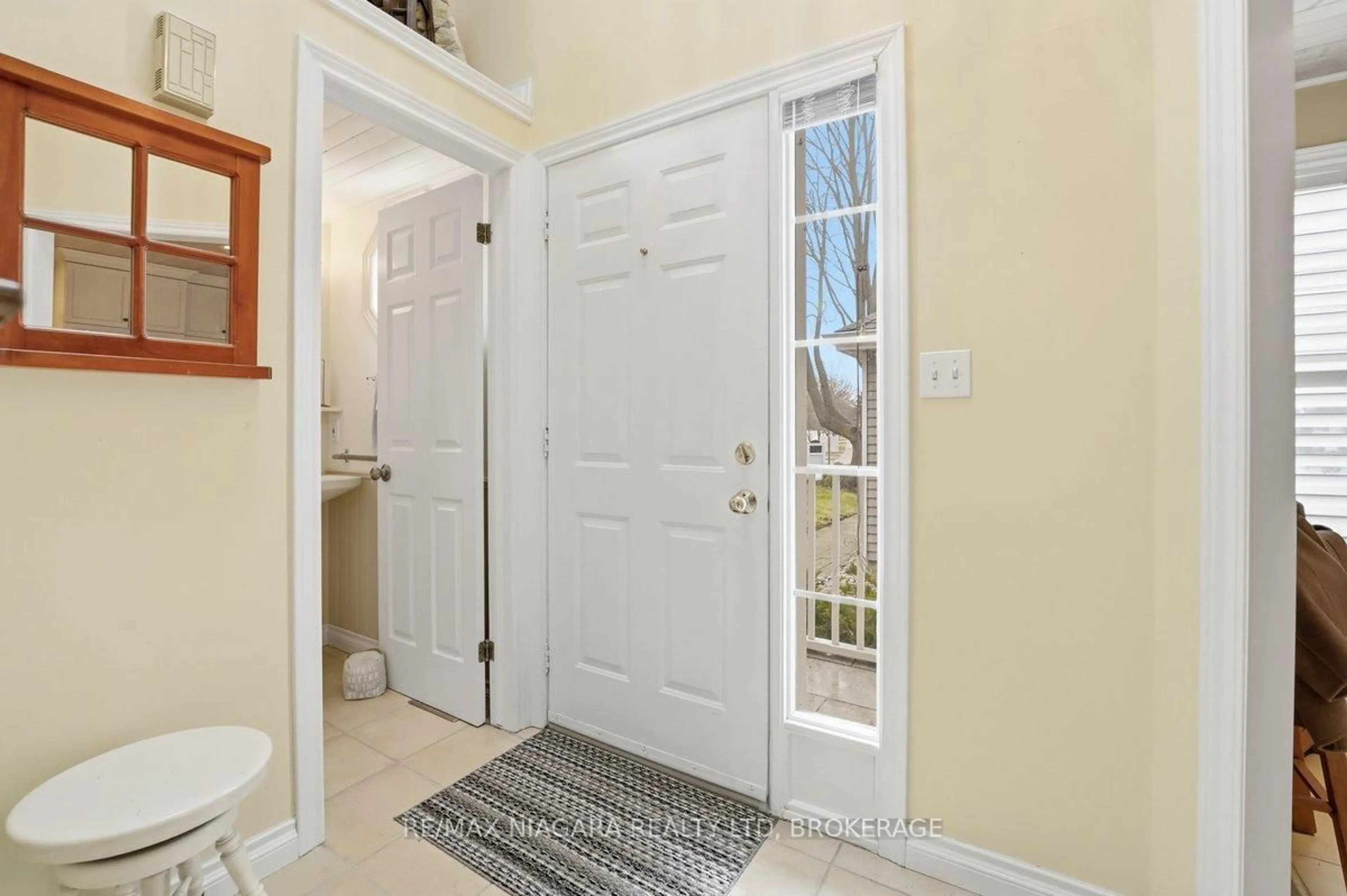 Indoor entryway for 5 Lakeside Dr #23, St. Catharines Ontario L2M 1P3