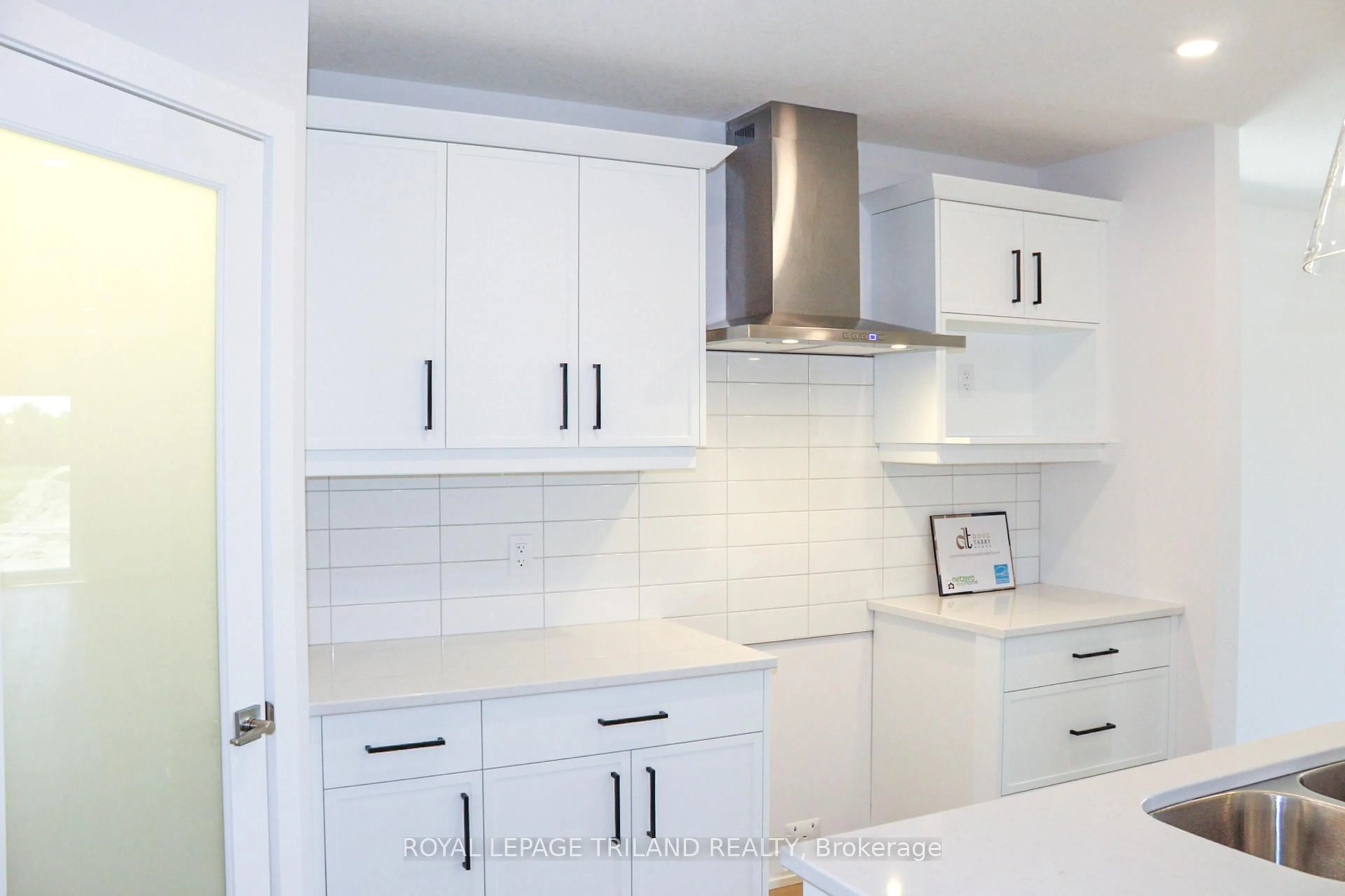Contemporary kitchen, ceramic/tile floor for 95 STYLES Dr, St. Thomas Ontario N5R 0N8