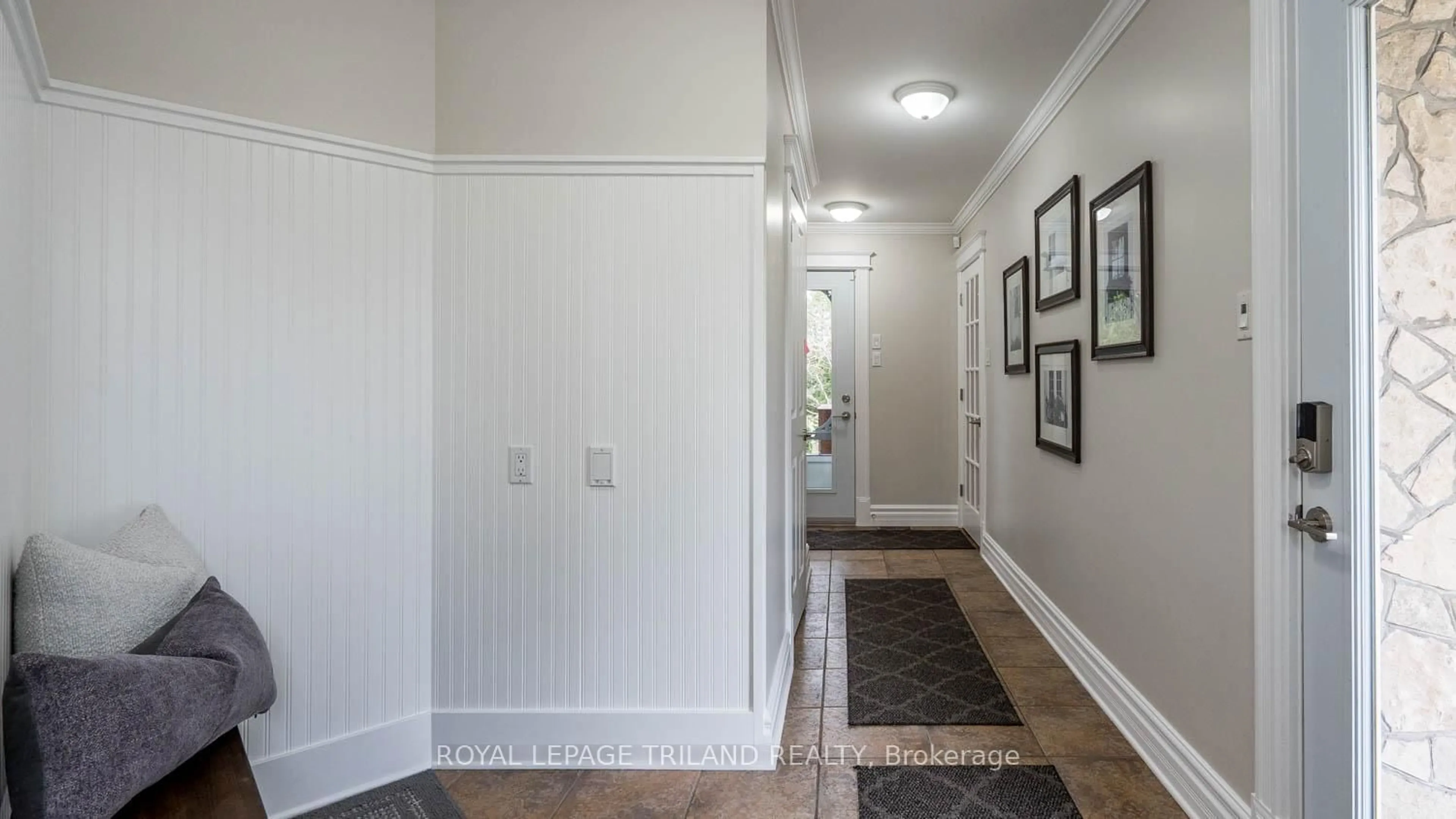Indoor foyer for 2416 Sunningdale Rd, Middlesex Centre Ontario N6H 5L2