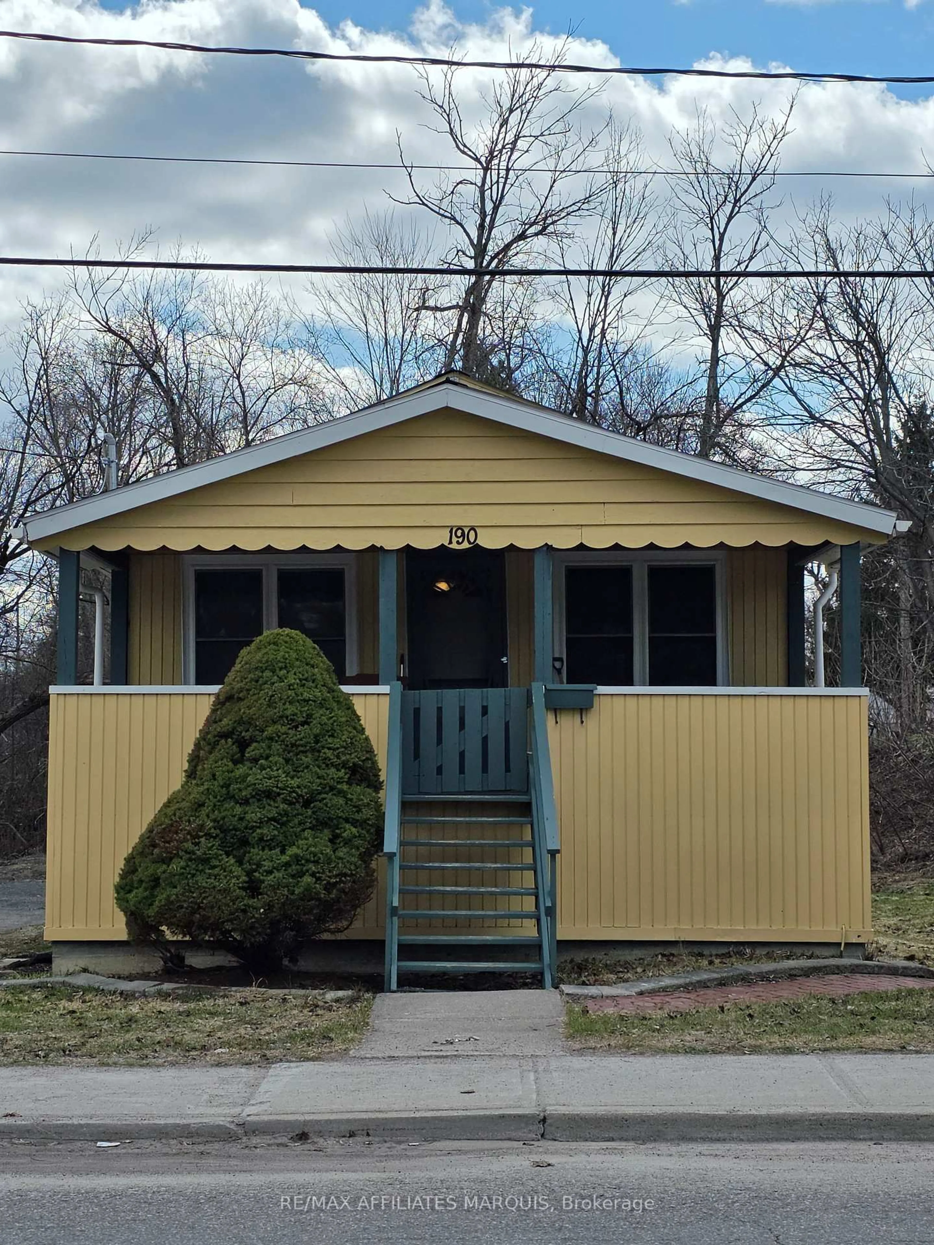 Home with vinyl exterior material, street for 190 Ormond St, Brockville Ontario K6V 2L3