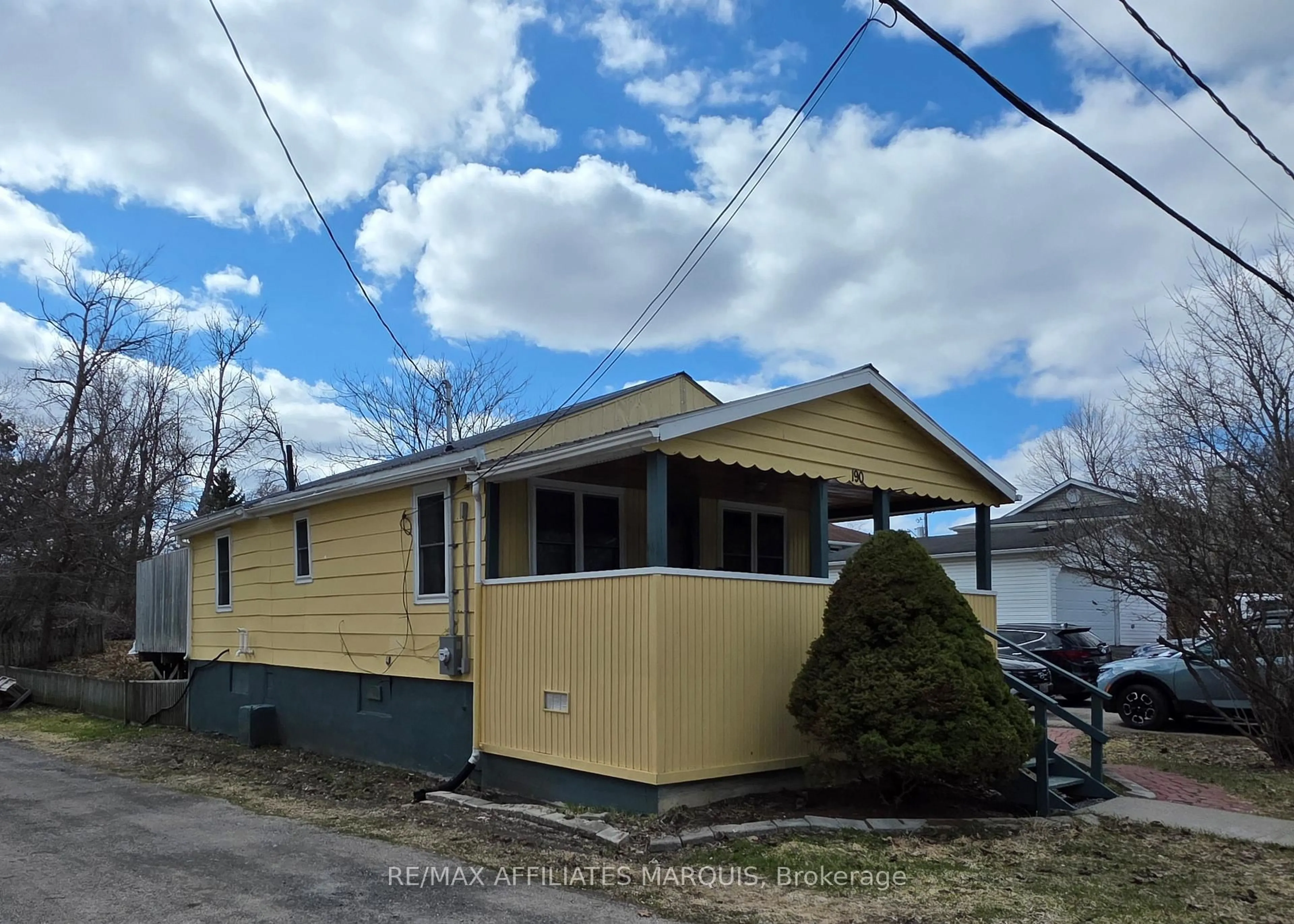 Home with vinyl exterior material, street for 190 Ormond St, Brockville Ontario K6V 2L3