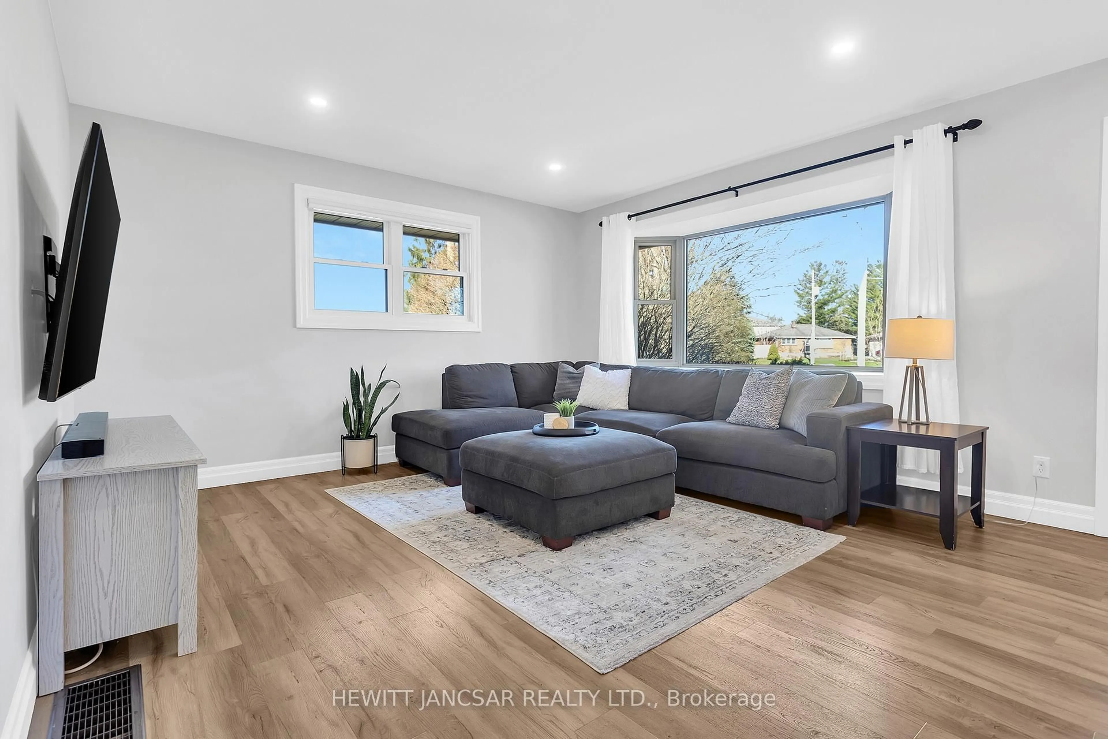 Living room with furniture, unknown for 868 Grosvenor St, Woodstock Ontario N4S 5H1