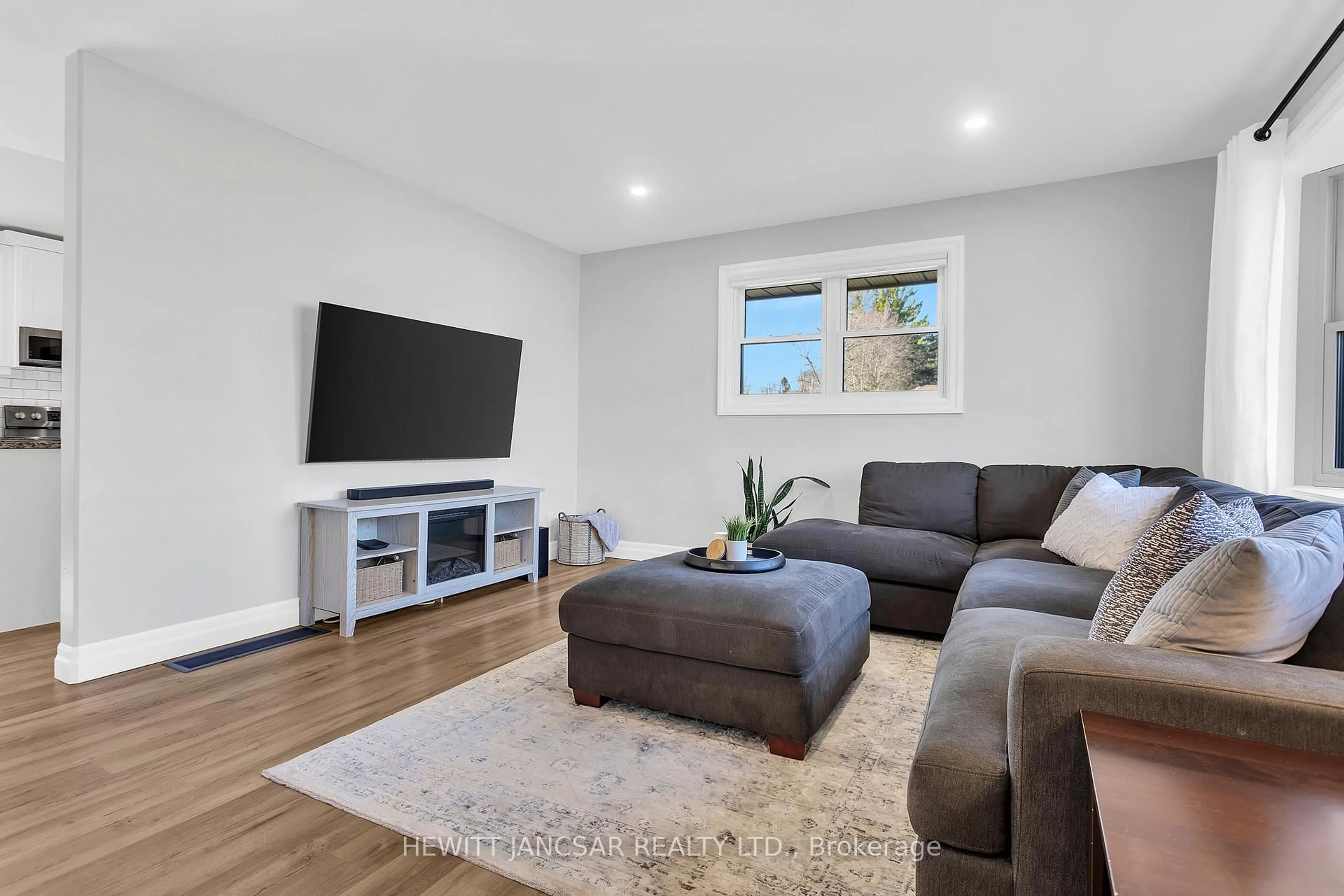 Living room with furniture, unknown for 868 Grosvenor St, Woodstock Ontario N4S 5H1