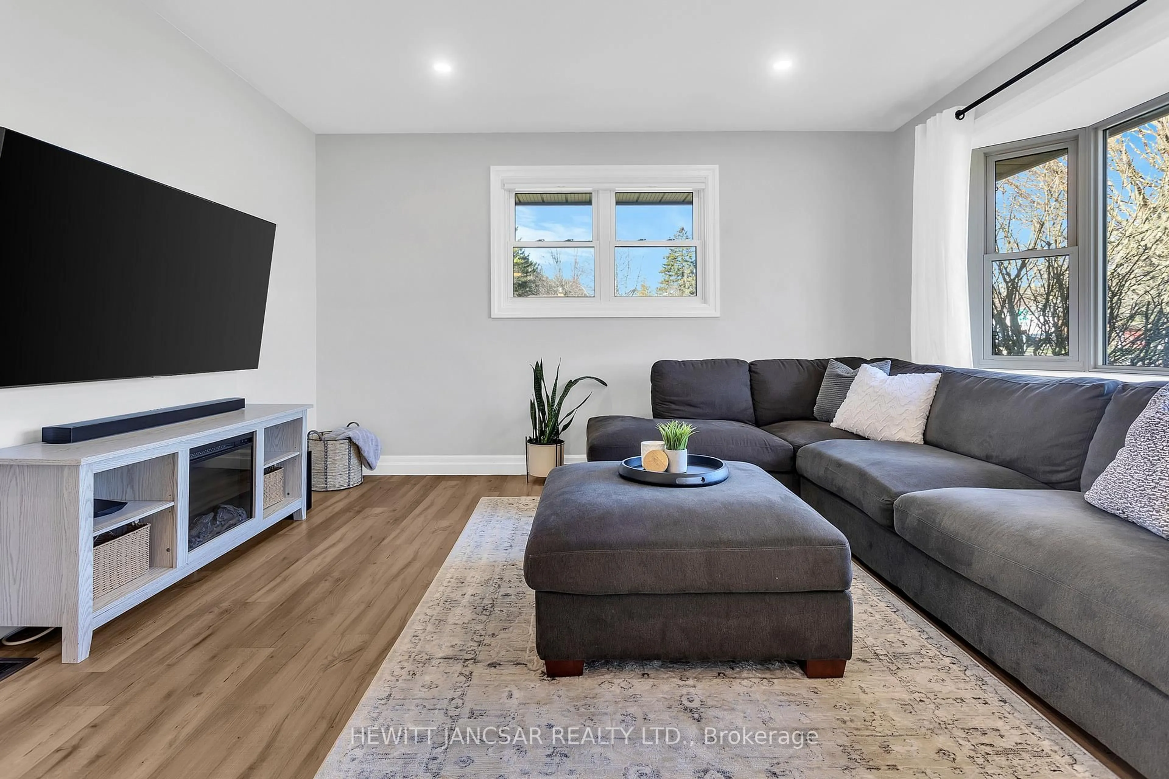 Living room with furniture, unknown for 868 Grosvenor St, Woodstock Ontario N4S 5H1