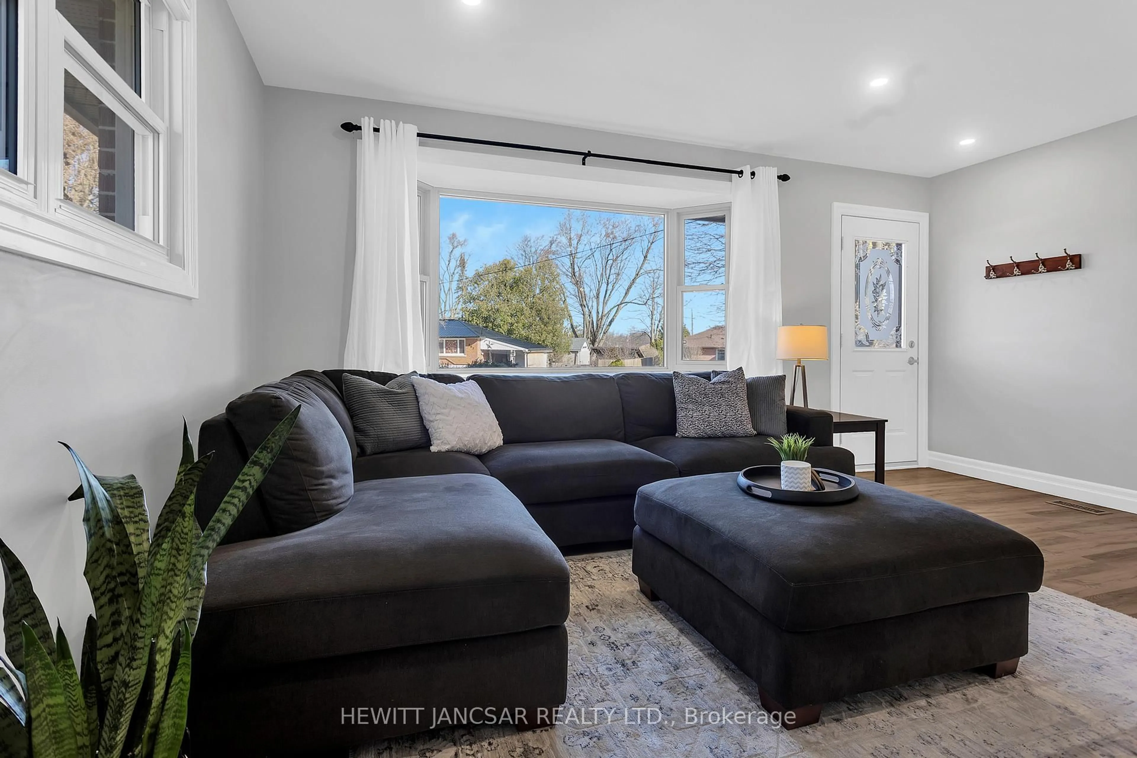 Living room with furniture, unknown for 868 Grosvenor St, Woodstock Ontario N4S 5H1