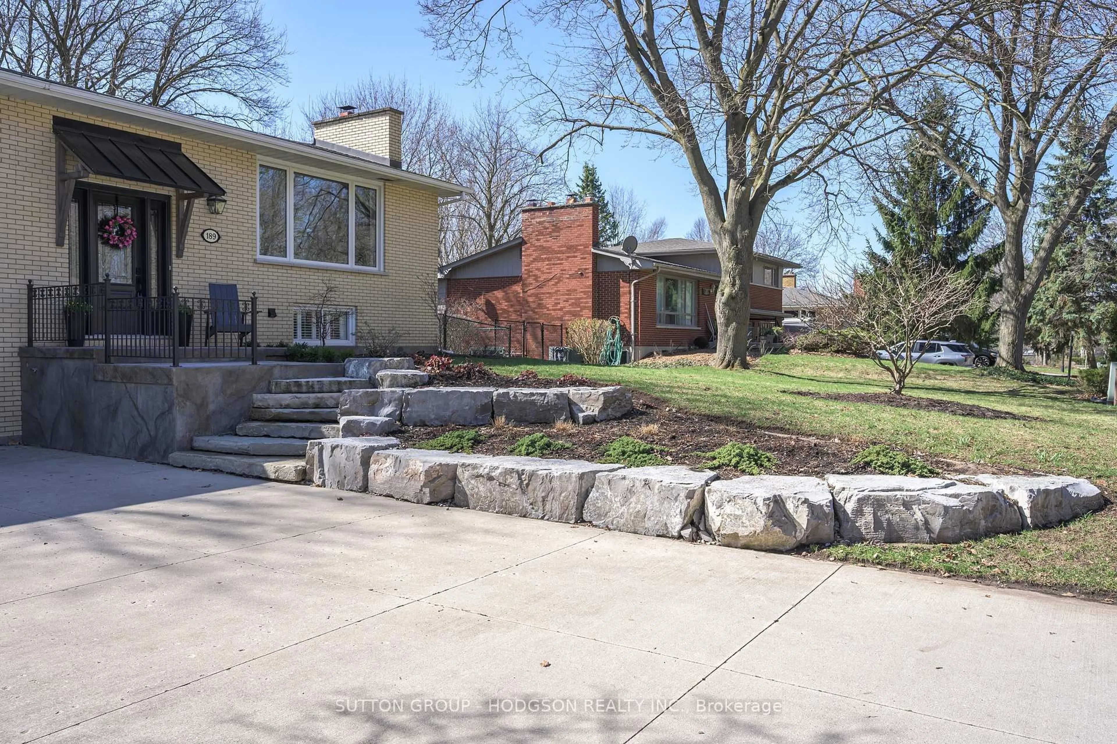 Patio, street for 189 Hunt Club Dr, London North Ontario N6H 3Y8