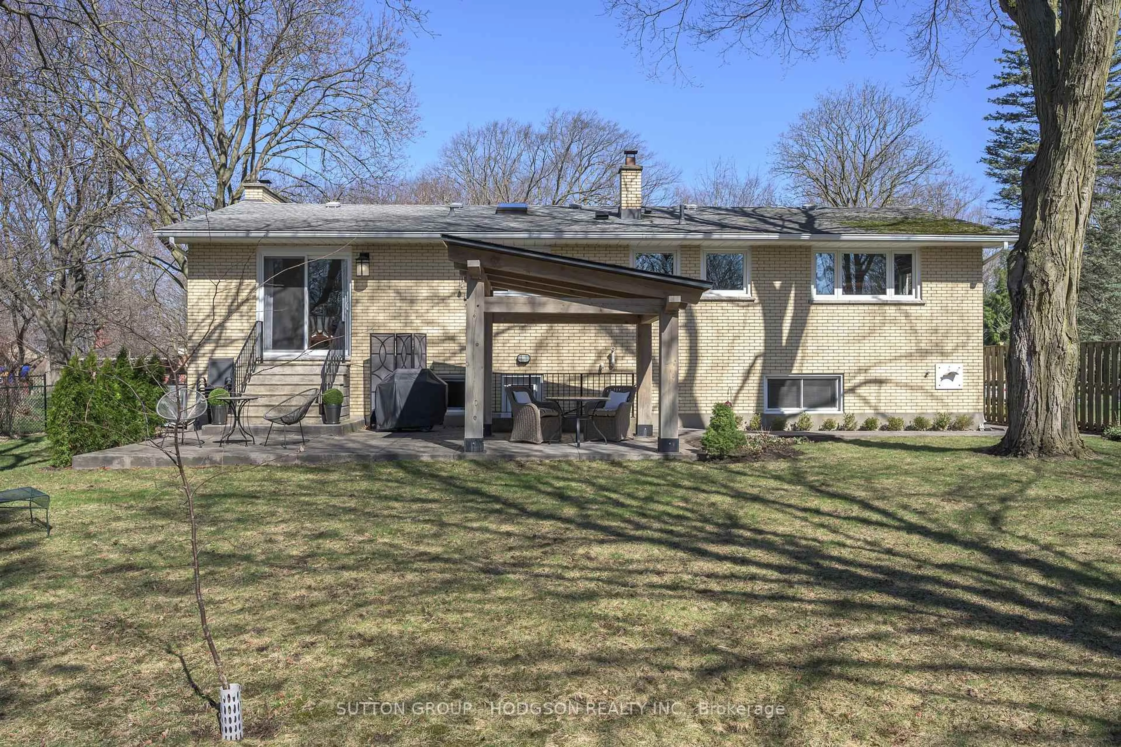 A pic from outside/outdoor area/front of a property/back of a property/a pic from drone, street for 189 Hunt Club Dr, London North Ontario N6H 3Y8