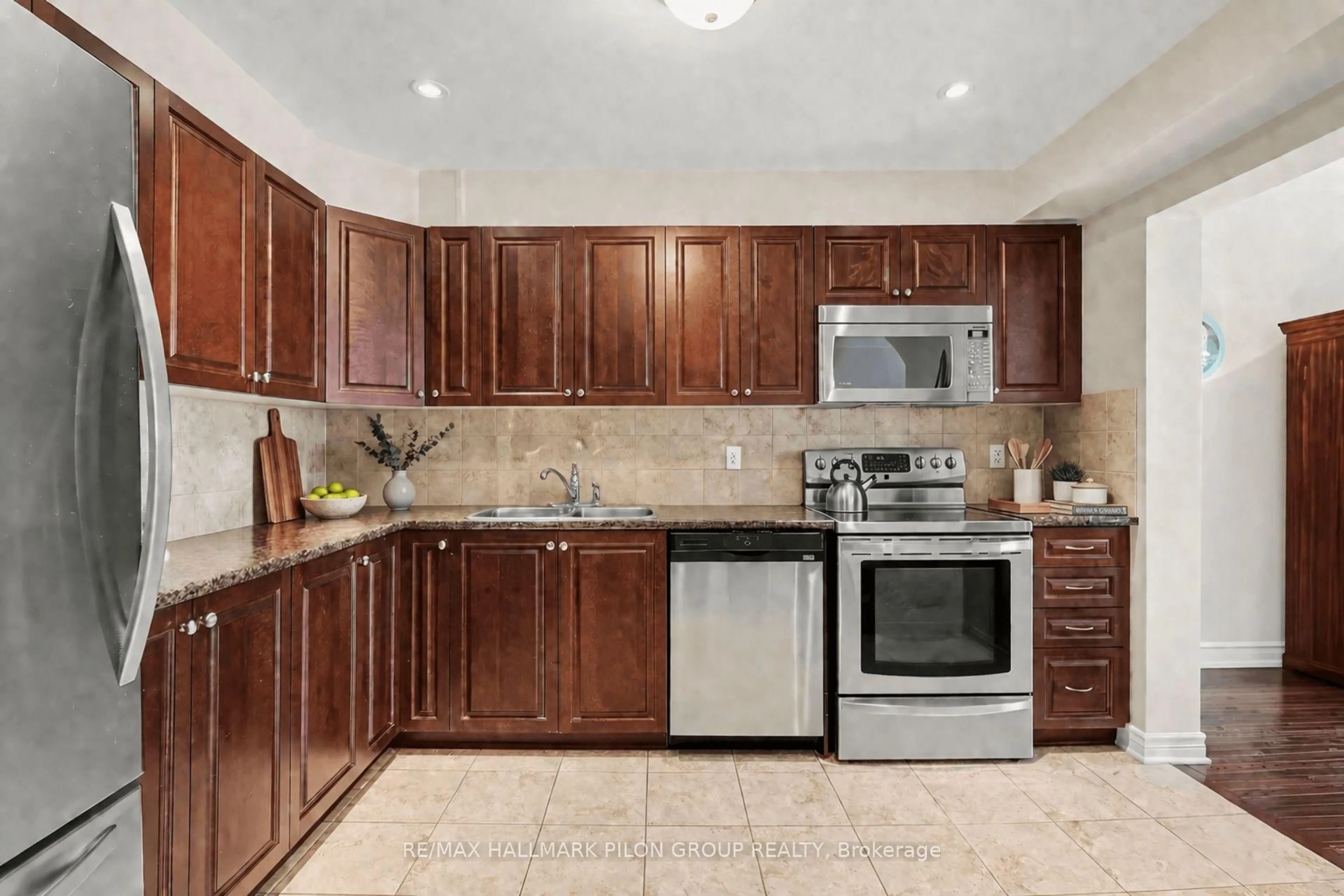 Standard kitchen, ceramic/tile floor for 317 Ravenswood Way, Ottawa Ontario K4A 0R9