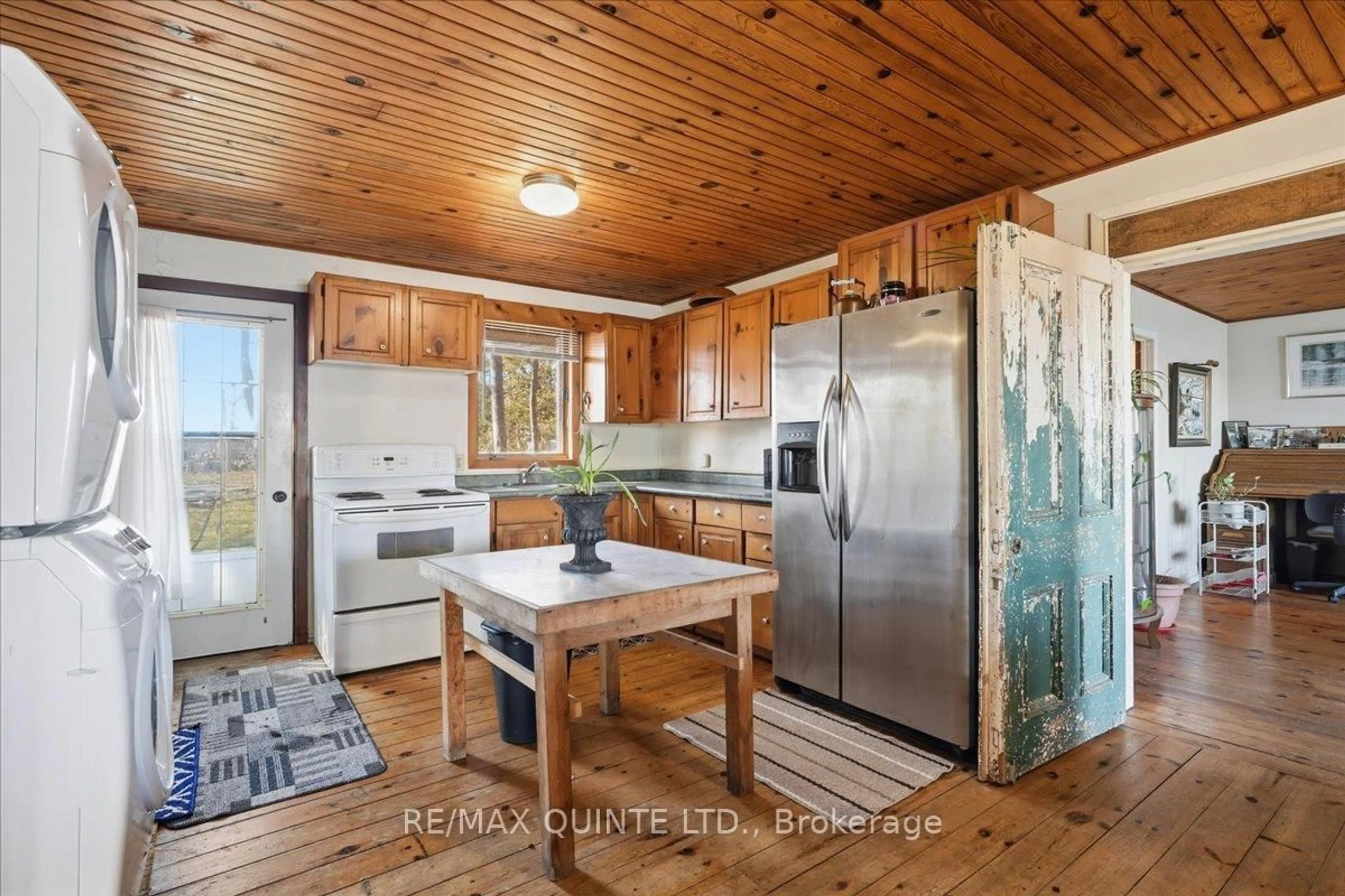 Standard kitchen, wood/laminate floor for 21D Willoughby Lane, Prince Edward County Ontario K0K 2P0