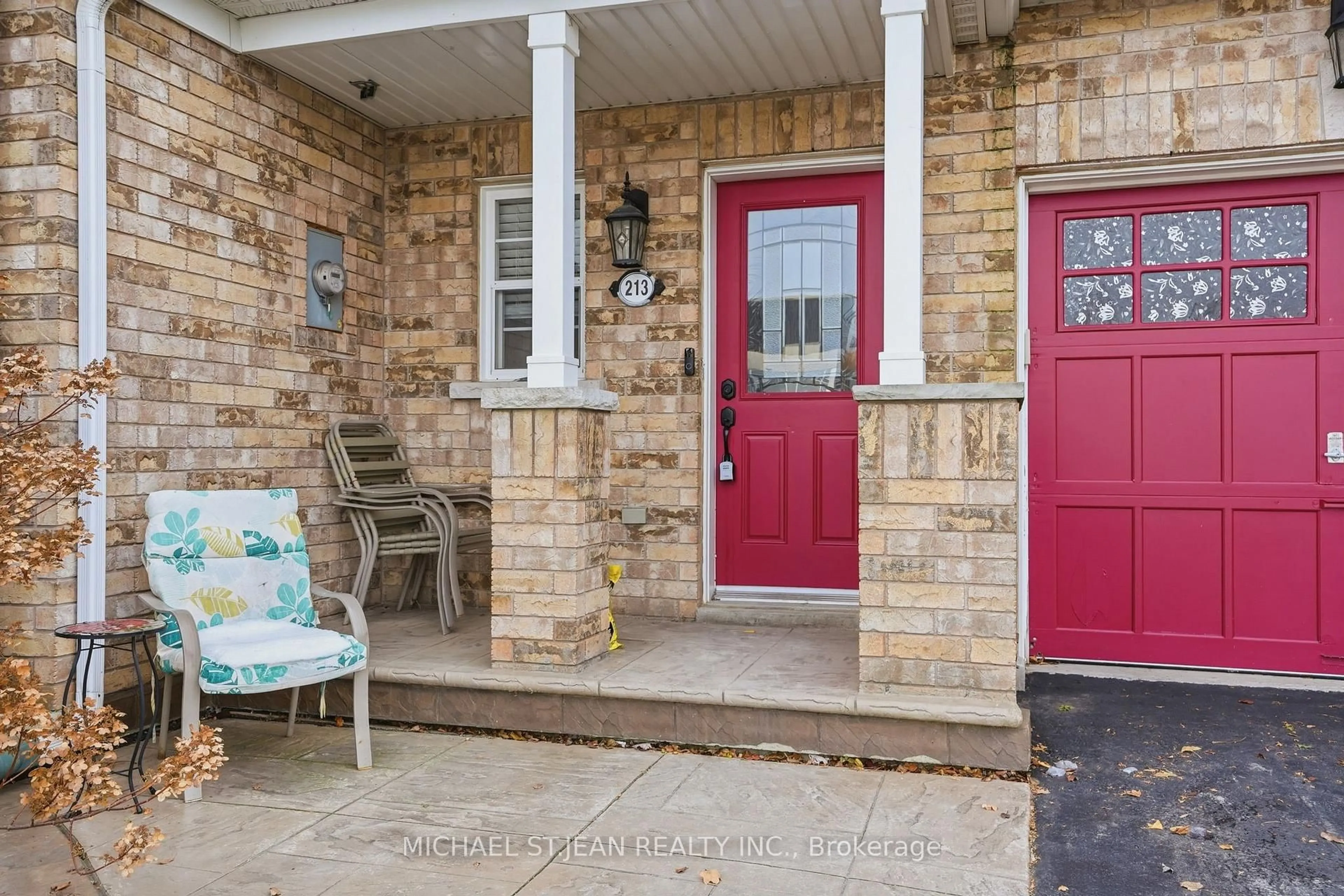 Indoor entryway for 213 Windwood Dr, Hamilton Ontario L0R 1C0