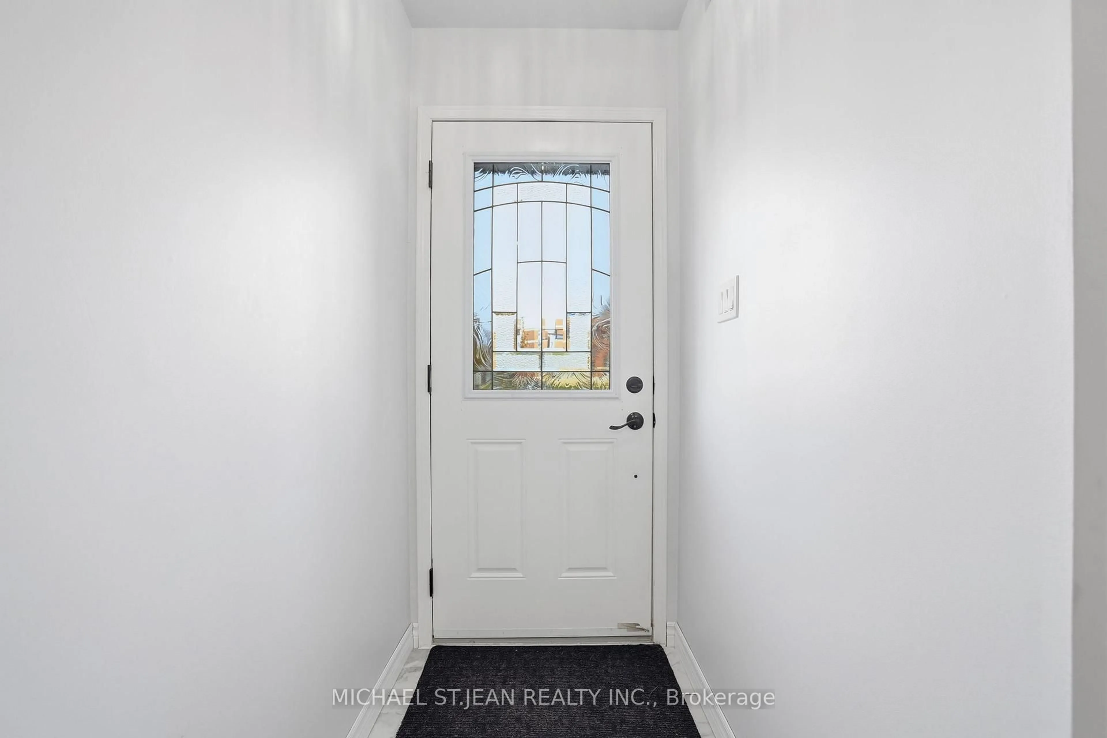 Indoor entryway for 213 Windwood Dr, Hamilton Ontario L0R 1C0