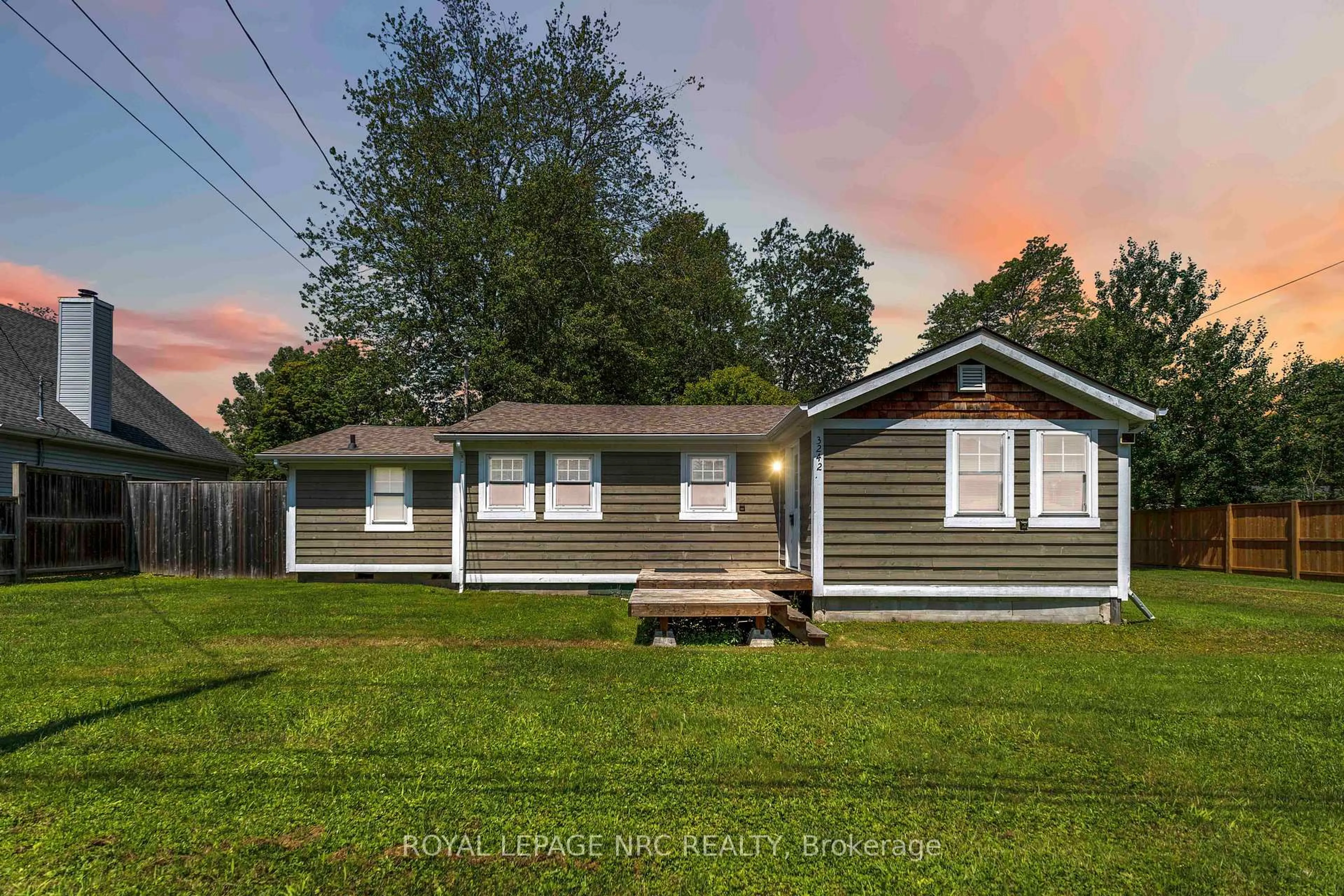 Home with vinyl exterior material, unknown for 3242 Riselay Ave, Fort Erie Ontario L0S 1N0