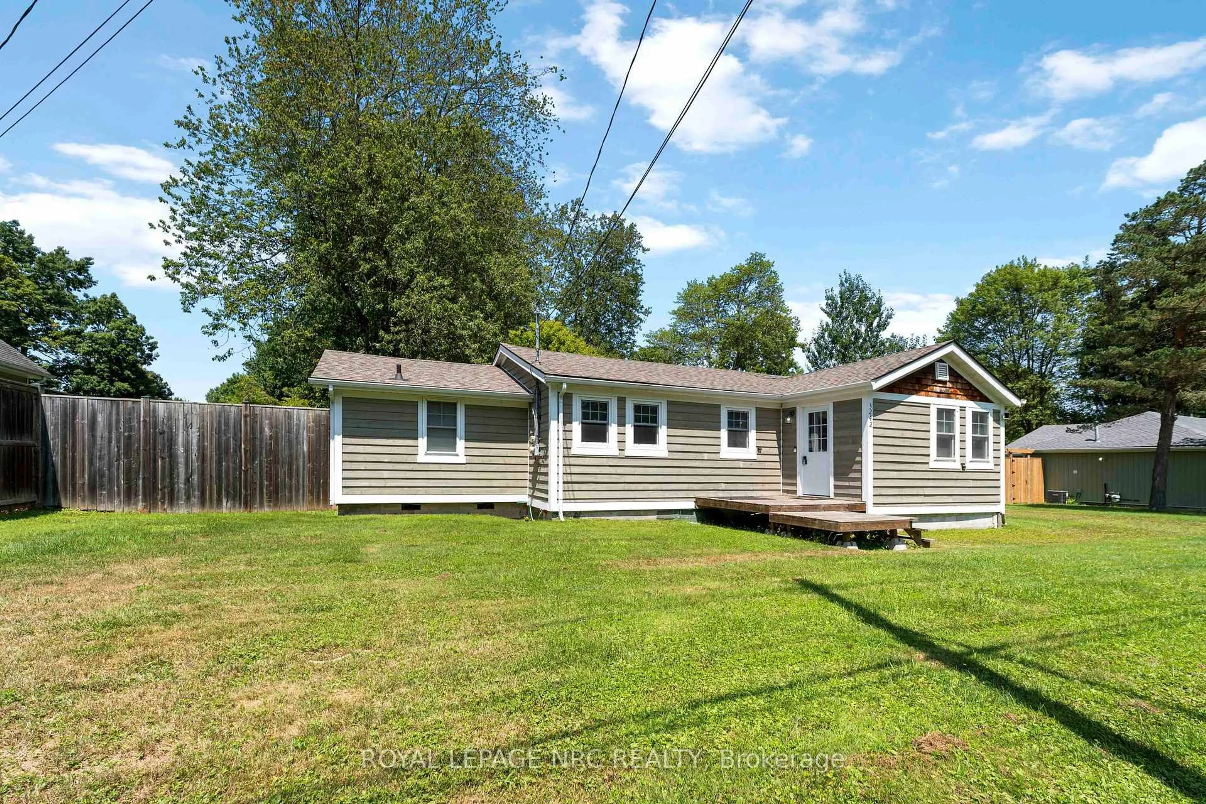 Home with vinyl exterior material, street for 3242 Riselay Ave, Fort Erie Ontario L0S 1N0