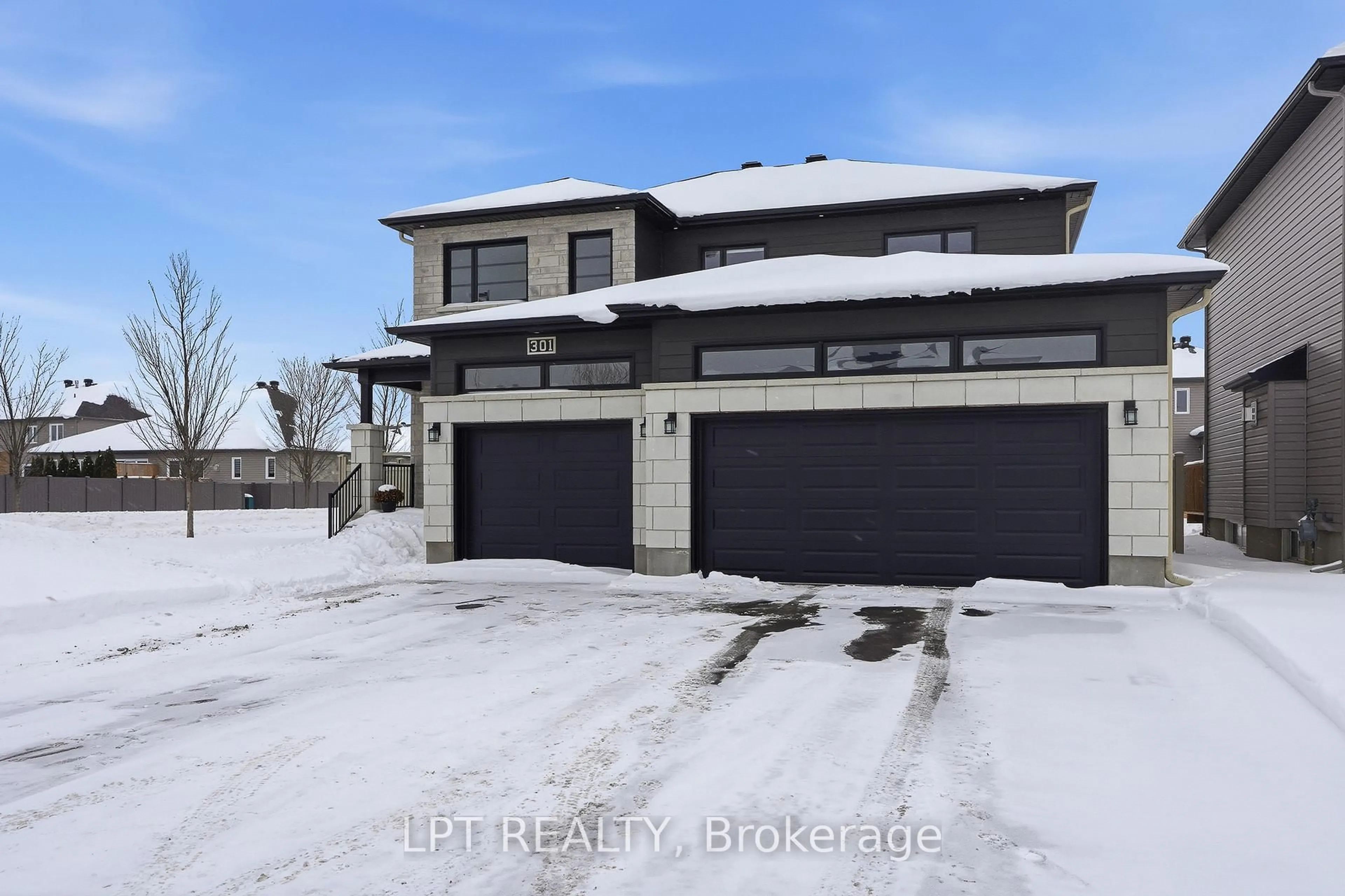 Indoor garage for 301 Moonlight Dr, Russell Ontario K4R 0L1