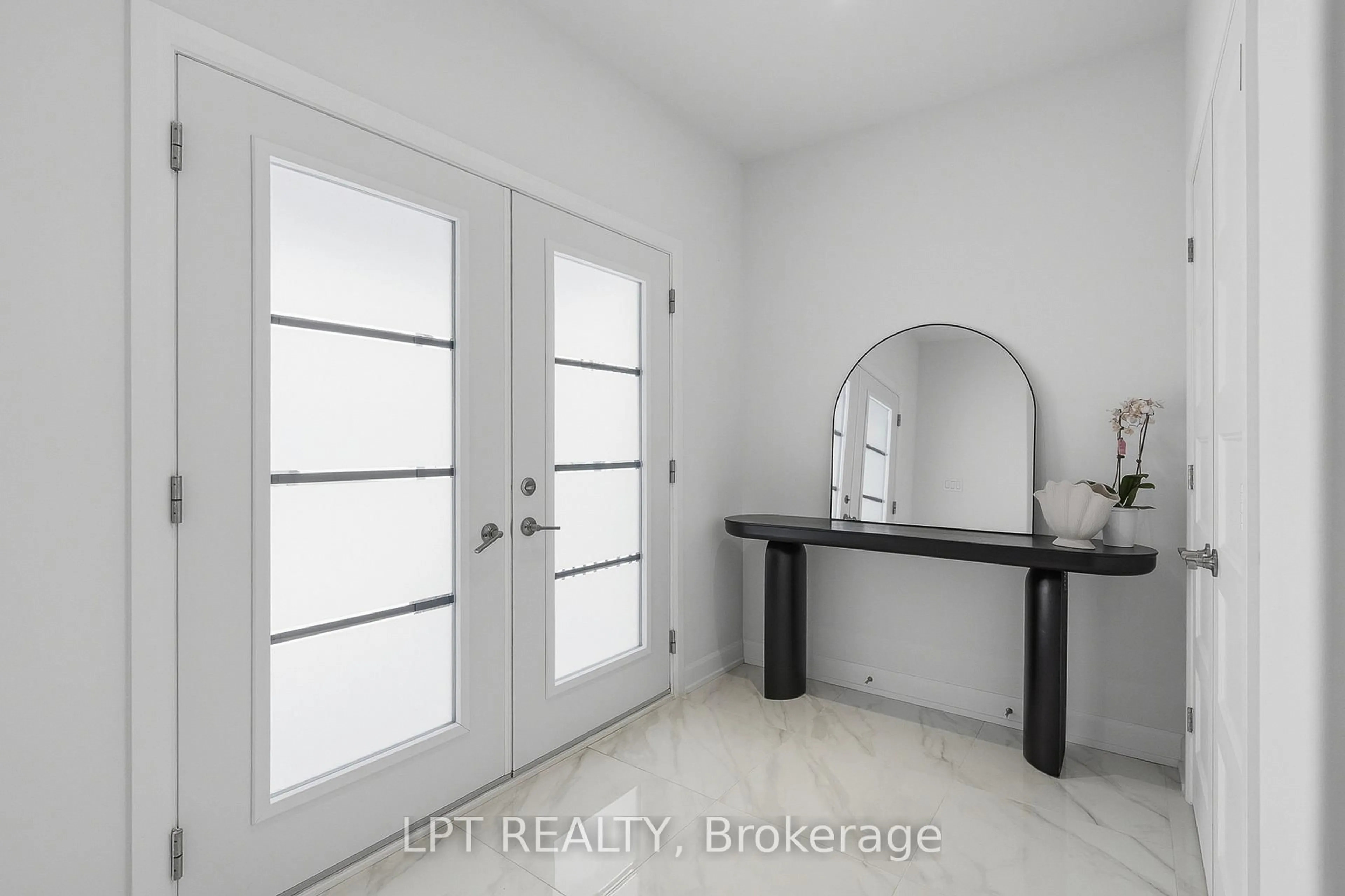 Indoor entryway for 301 Moonlight Dr, Russell Ontario K4R 0L1