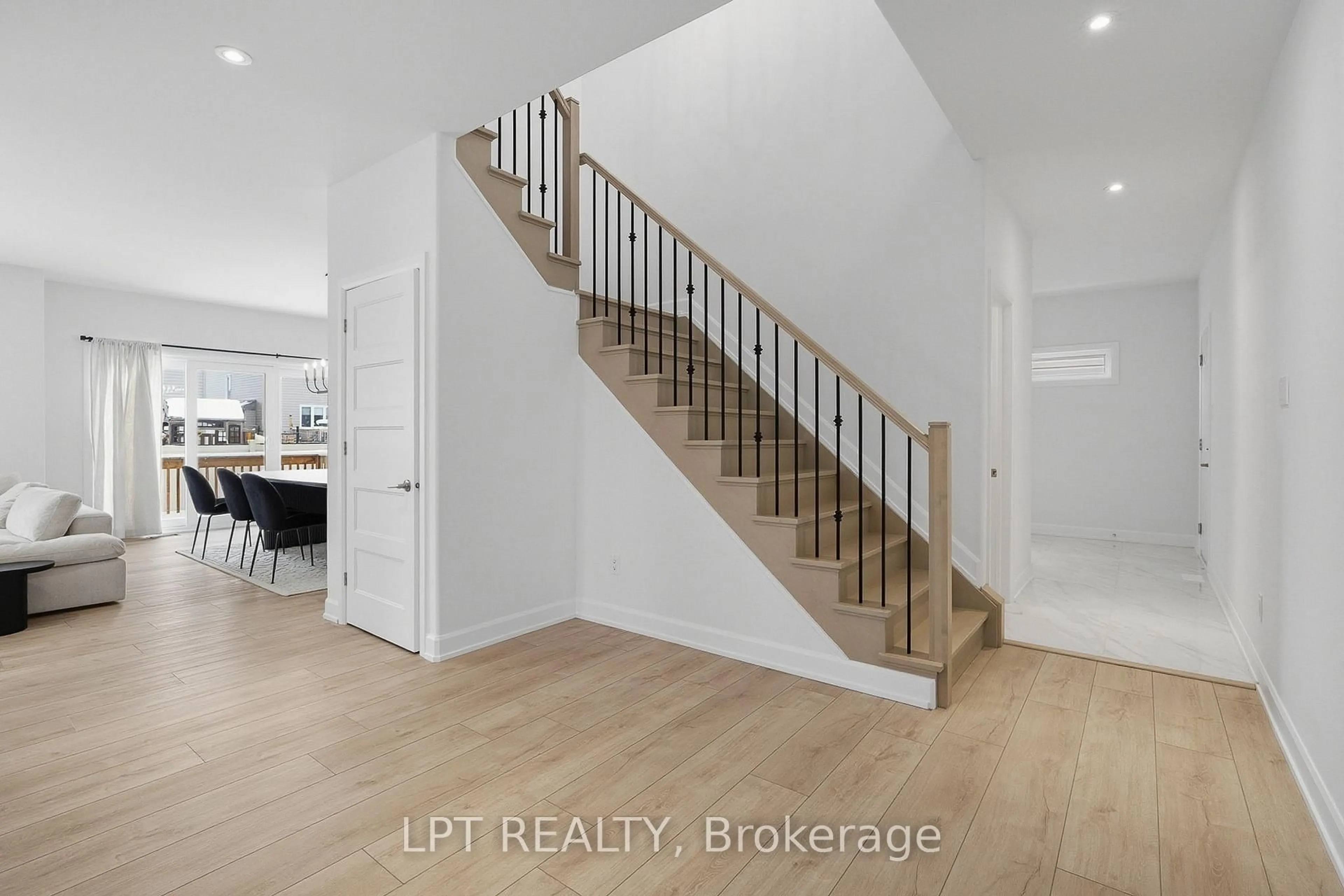 Stairs for 301 Moonlight Dr, Russell Ontario K4R 0L1