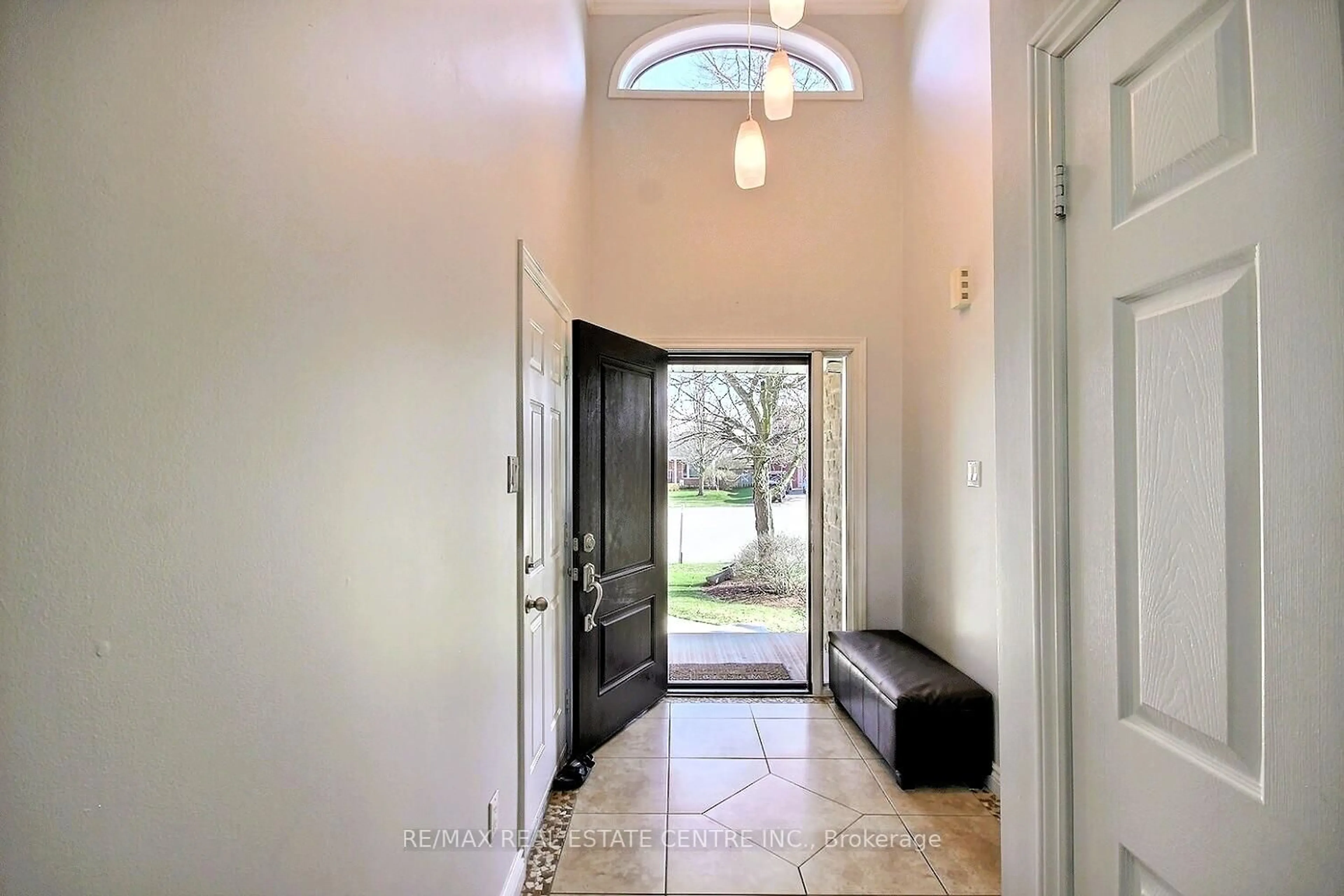 Indoor entryway for 16 Sullivan Crt, Cambridge Ontario N1S 5A4