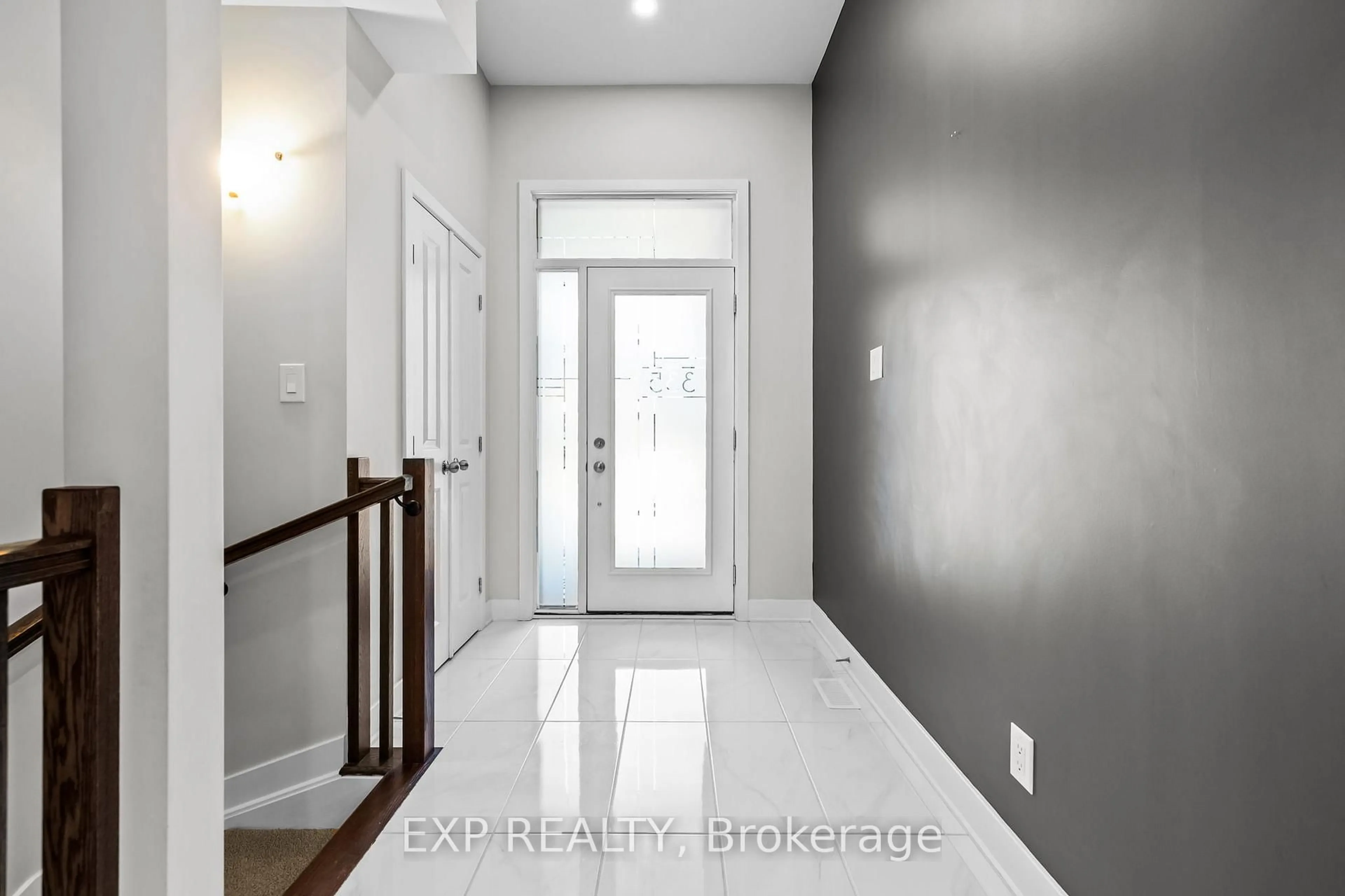 Indoor entryway for 335 Wabasso Lane, Ottawa Ontario K1T 0T2