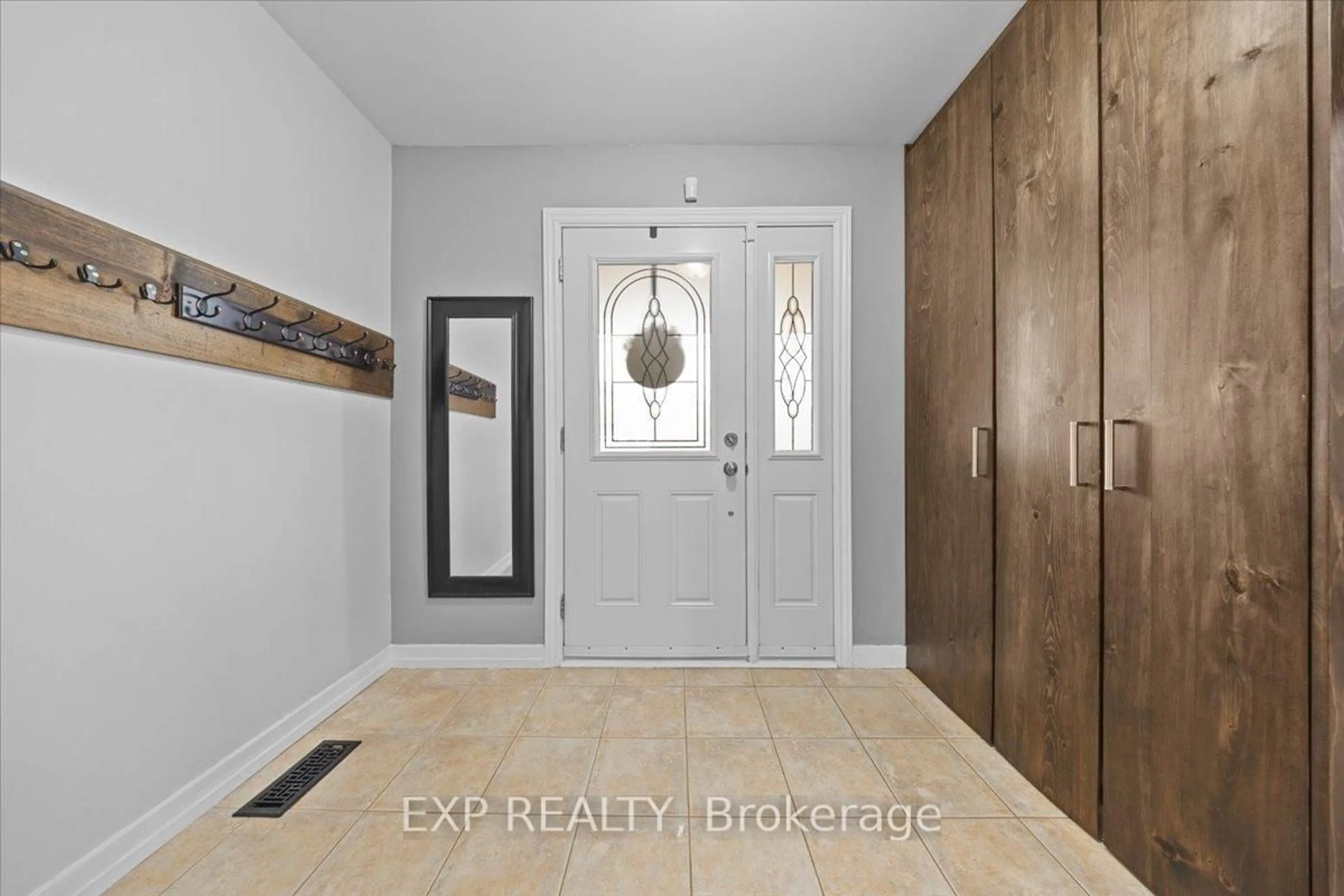 Indoor entryway for 4 Bobcat Way, Ottawa Ontario K2S 1P3