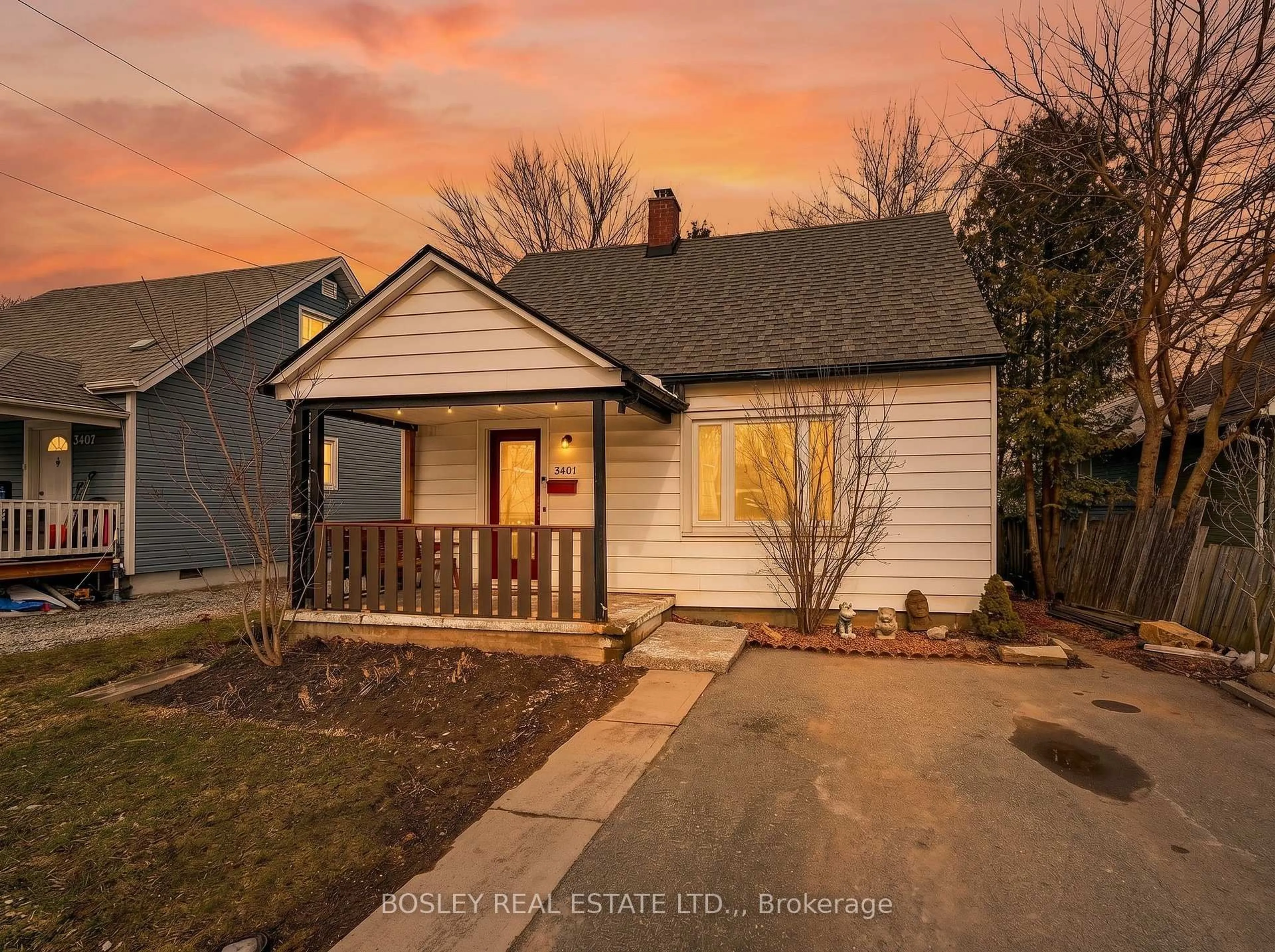 A pic from outside/outdoor area/front of a property/back of a property/a pic from drone, street for 5401 Menzie St, Niagara Falls Ontario L2E 2V7