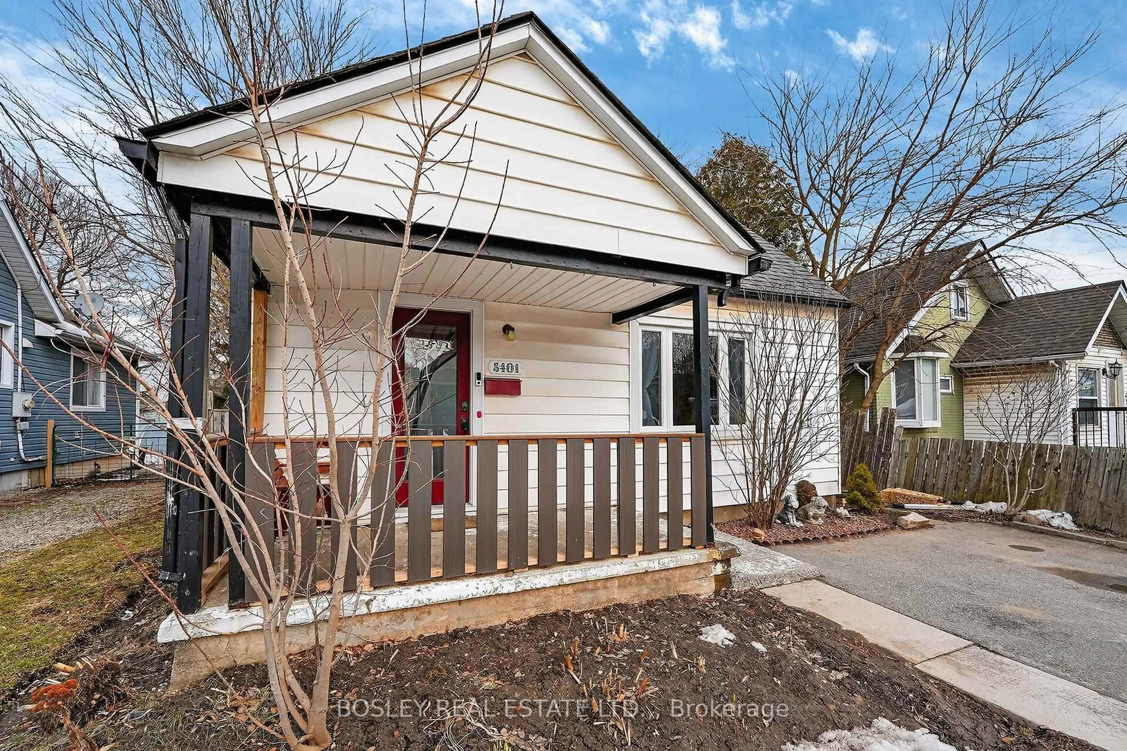 Home with vinyl exterior material, street for 5401 Menzie St, Niagara Falls Ontario L2E 2V7