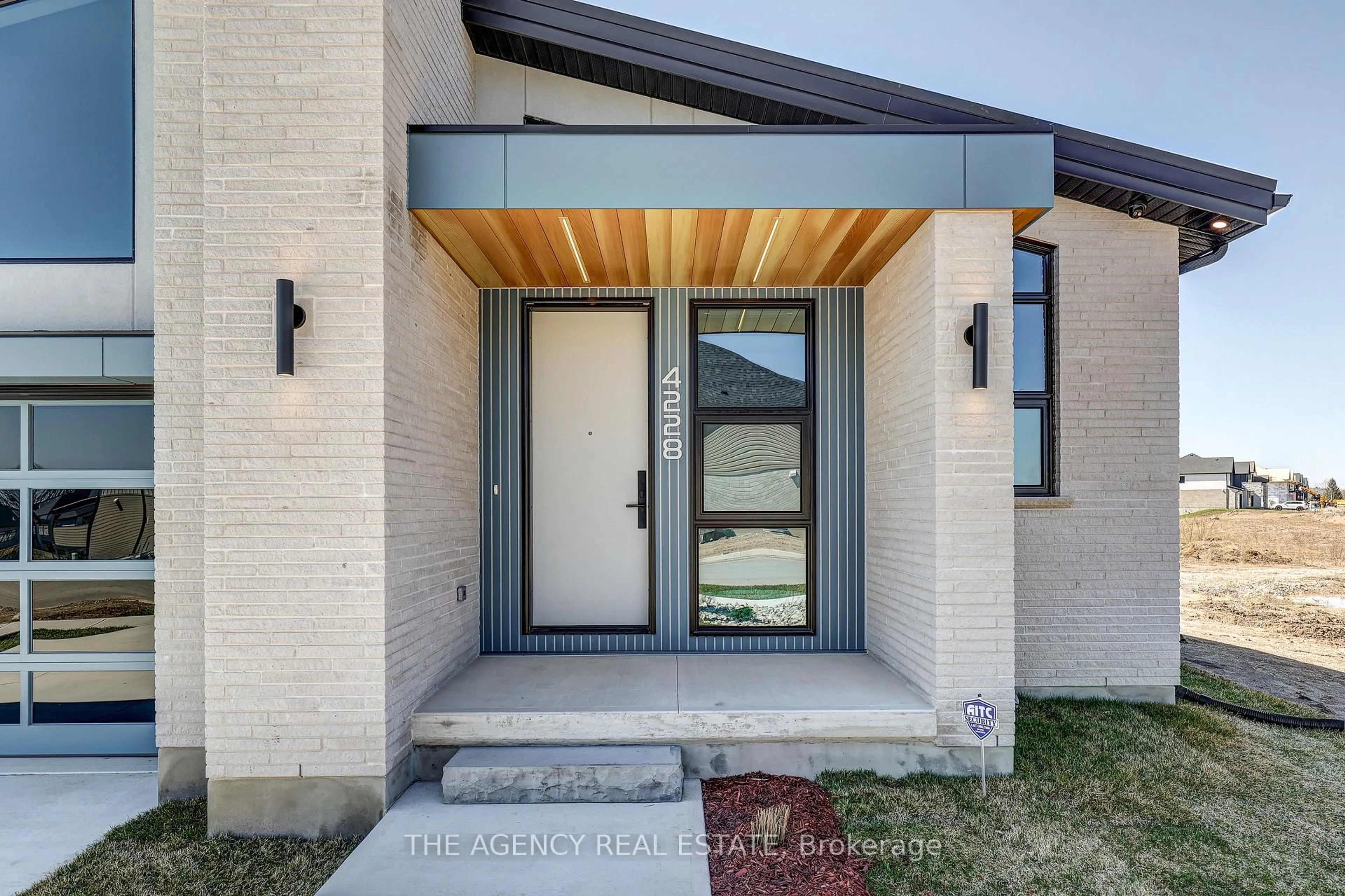 Indoor entryway for 4228 Fallingbrook Rd, London South Ontario N6P 0H8