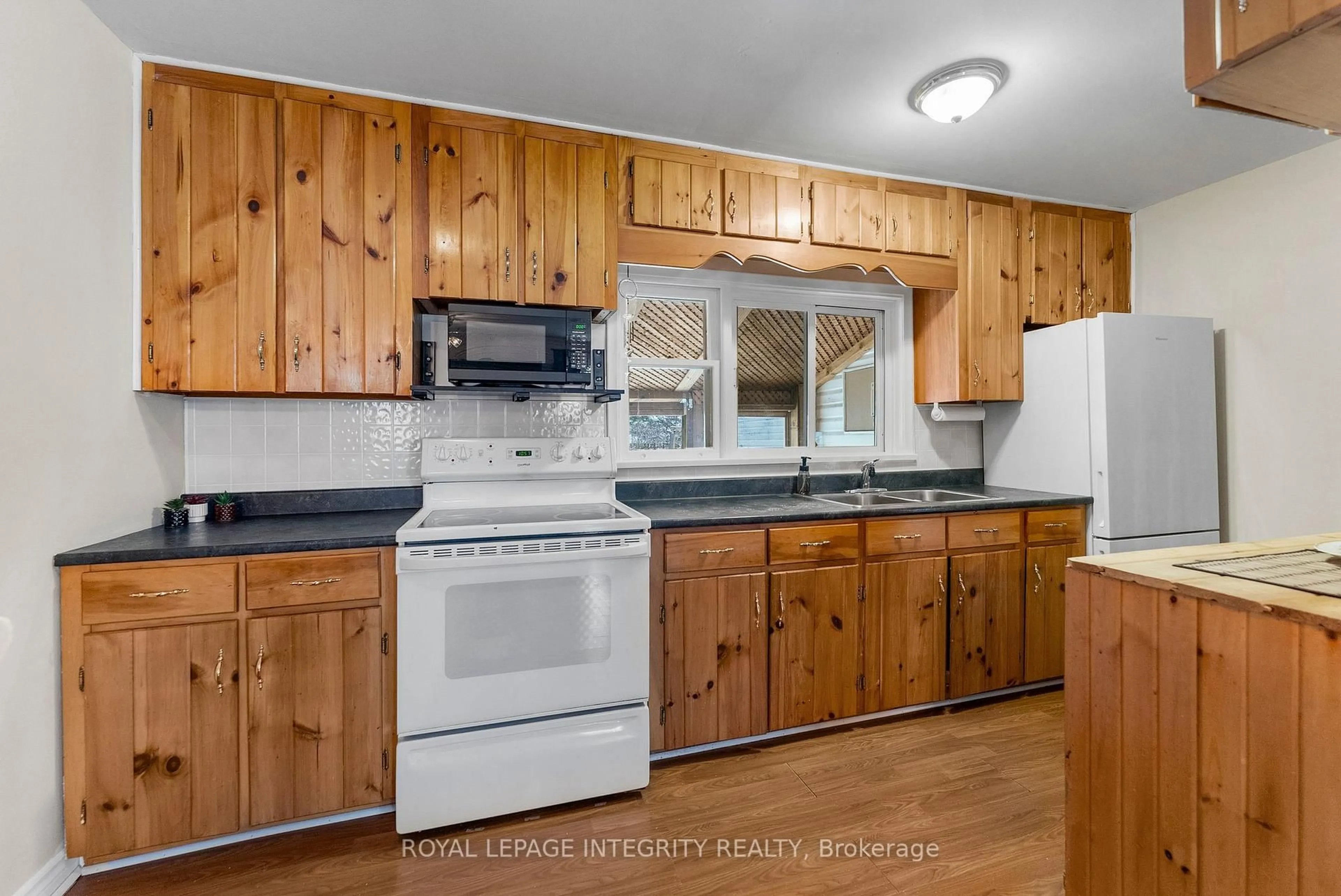 Standard kitchen, unknown for 651 Lorne St, Laurentian Valley Ontario K8A 6T7