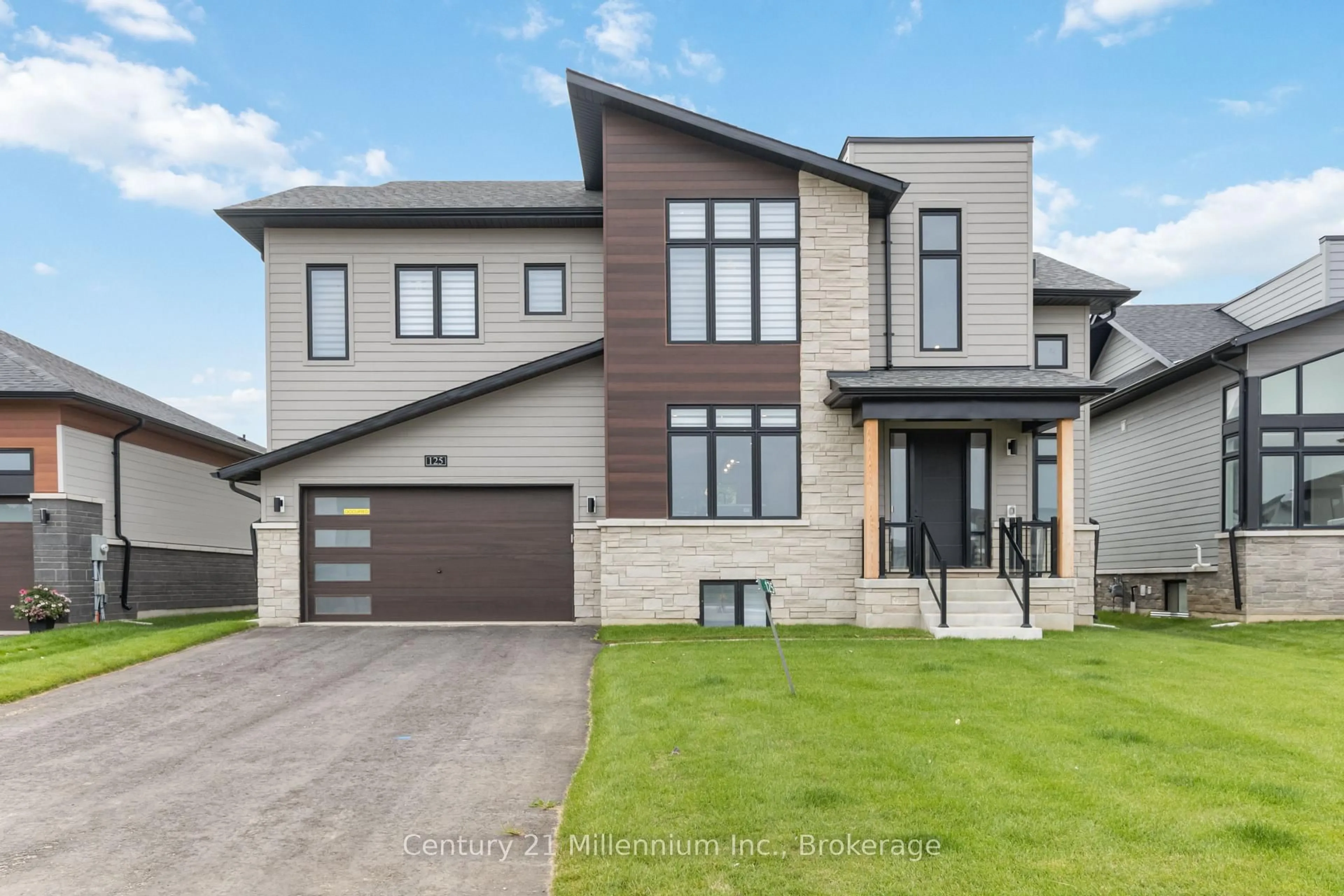 Home with brick exterior material, street for 125 STONELEIGH Dr, Blue Mountains Ontario L9Y 4X5