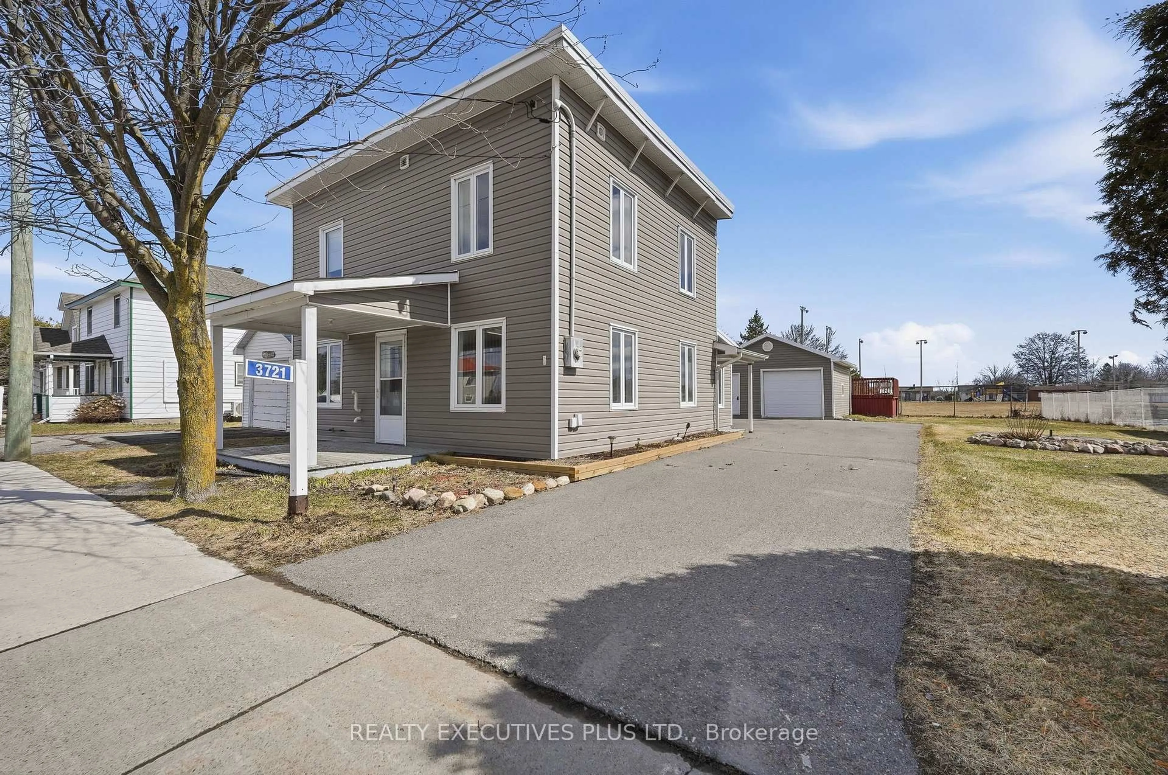 A pic from outside/outdoor area/front of a property/back of a property/a pic from drone, street for 3721 Champlain St, Clarence-Rockland Ontario K0A 1E0