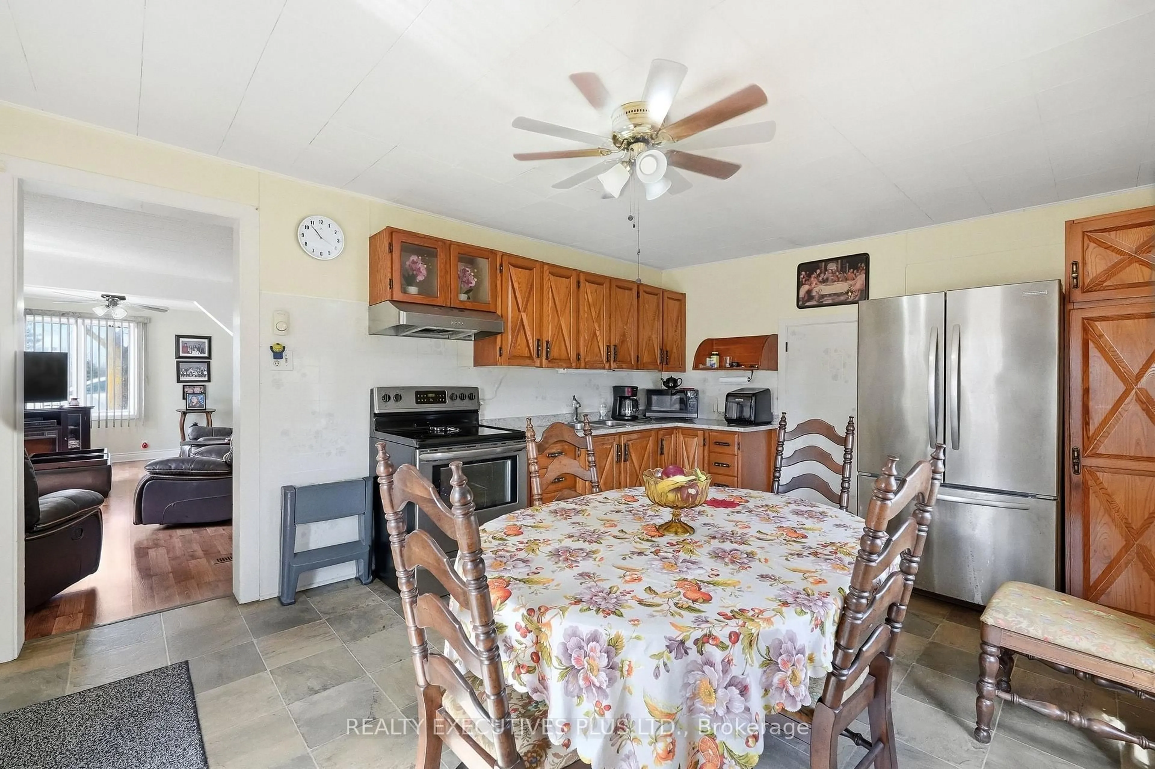 Standard kitchen, ceramic/tile floor for 3721 Champlain St, Clarence-Rockland Ontario K0A 1E0