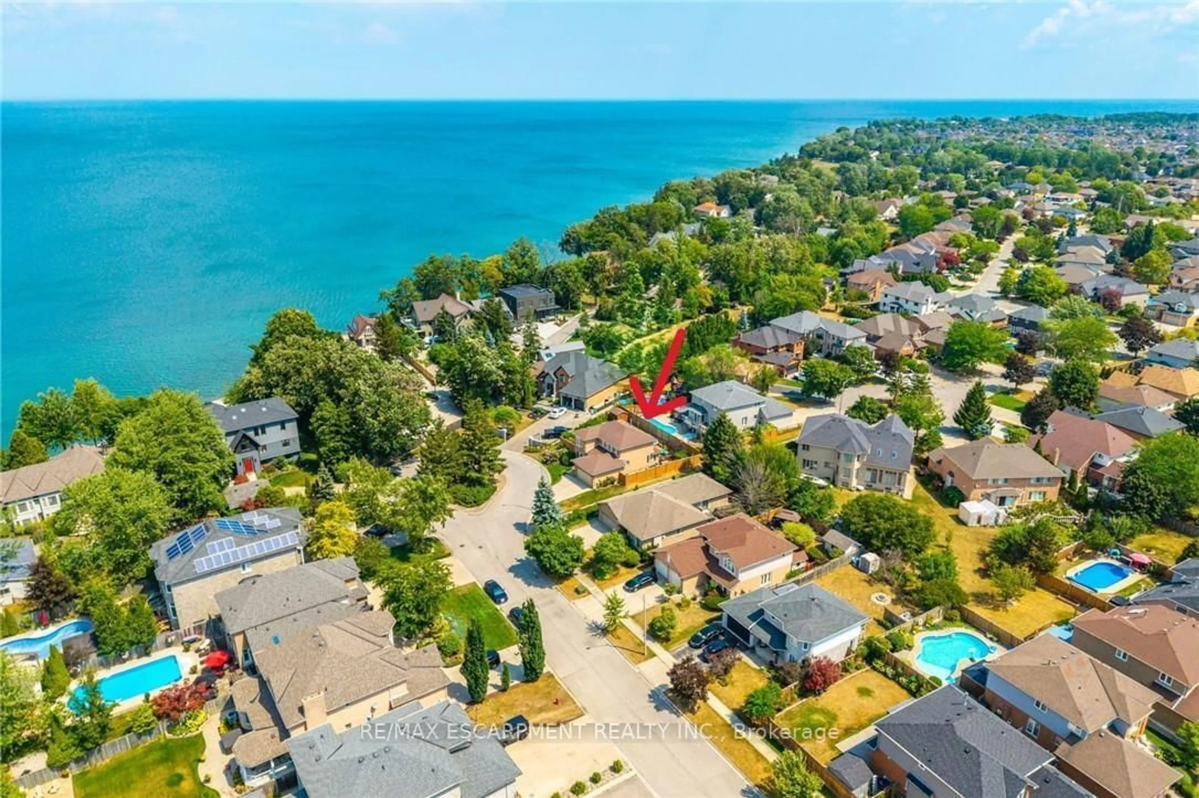A pic from outside/outdoor area/front of a property/back of a property/a pic from drone, water/lake/river/ocean view for 10 Shadowdale Dr, Hamilton Ontario L8E 5E7
