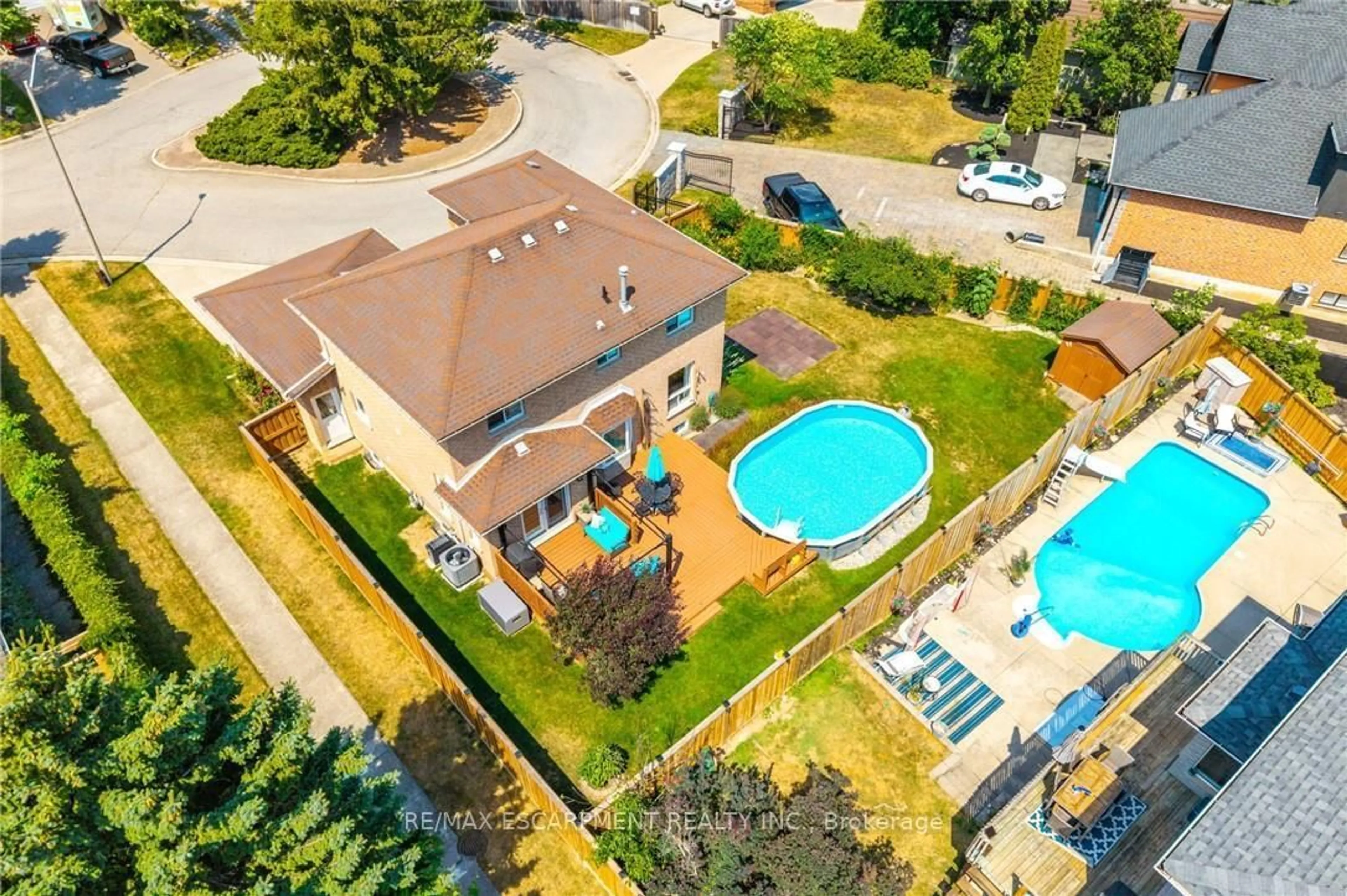 A pic from outside/outdoor area/front of a property/back of a property/a pic from drone, unknown for 10 Shadowdale Dr, Hamilton Ontario L8E 5E7