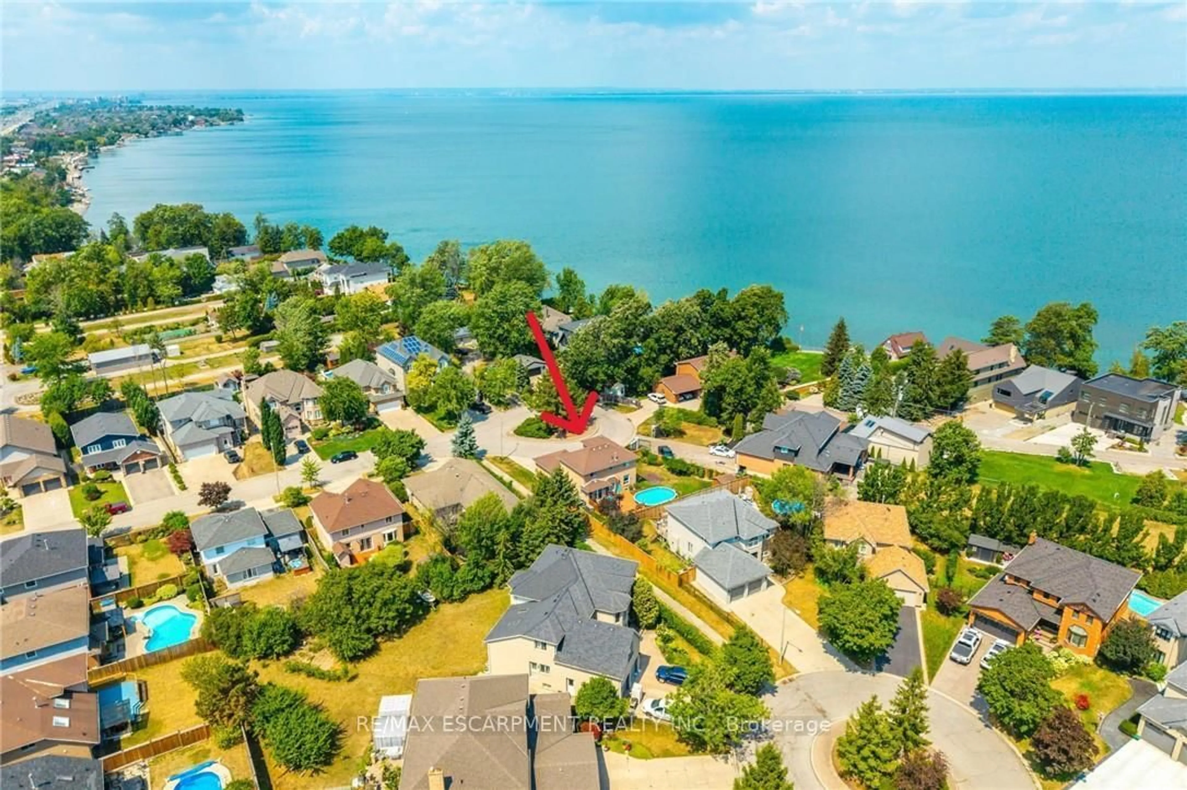 A pic from outside/outdoor area/front of a property/back of a property/a pic from drone, water/lake/river/ocean view for 10 Shadowdale Dr, Hamilton Ontario L8E 5E7