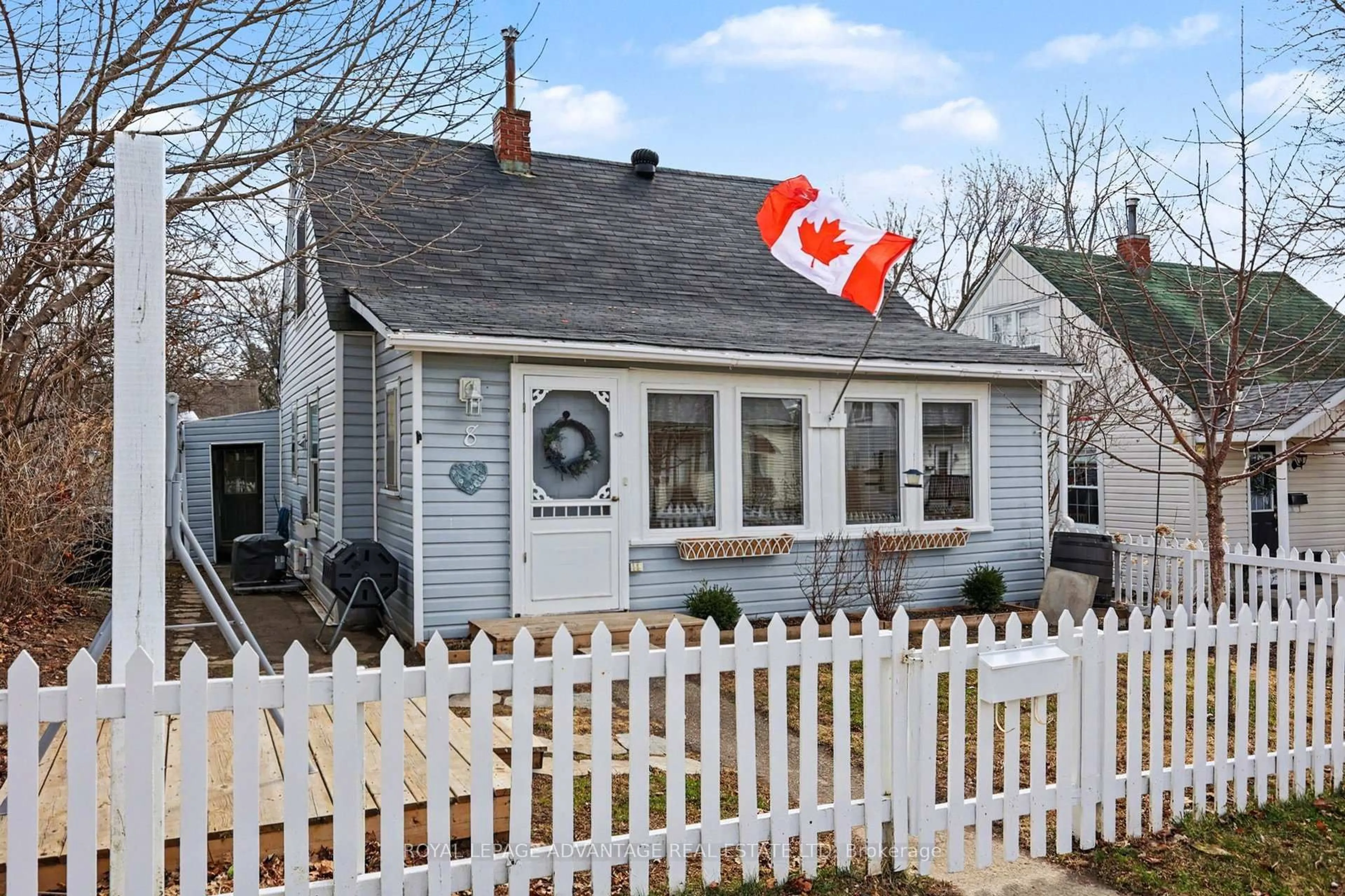 Home with vinyl exterior material, street for 8 Roosevelt Dr, Smiths Falls Ontario K7A 3J8