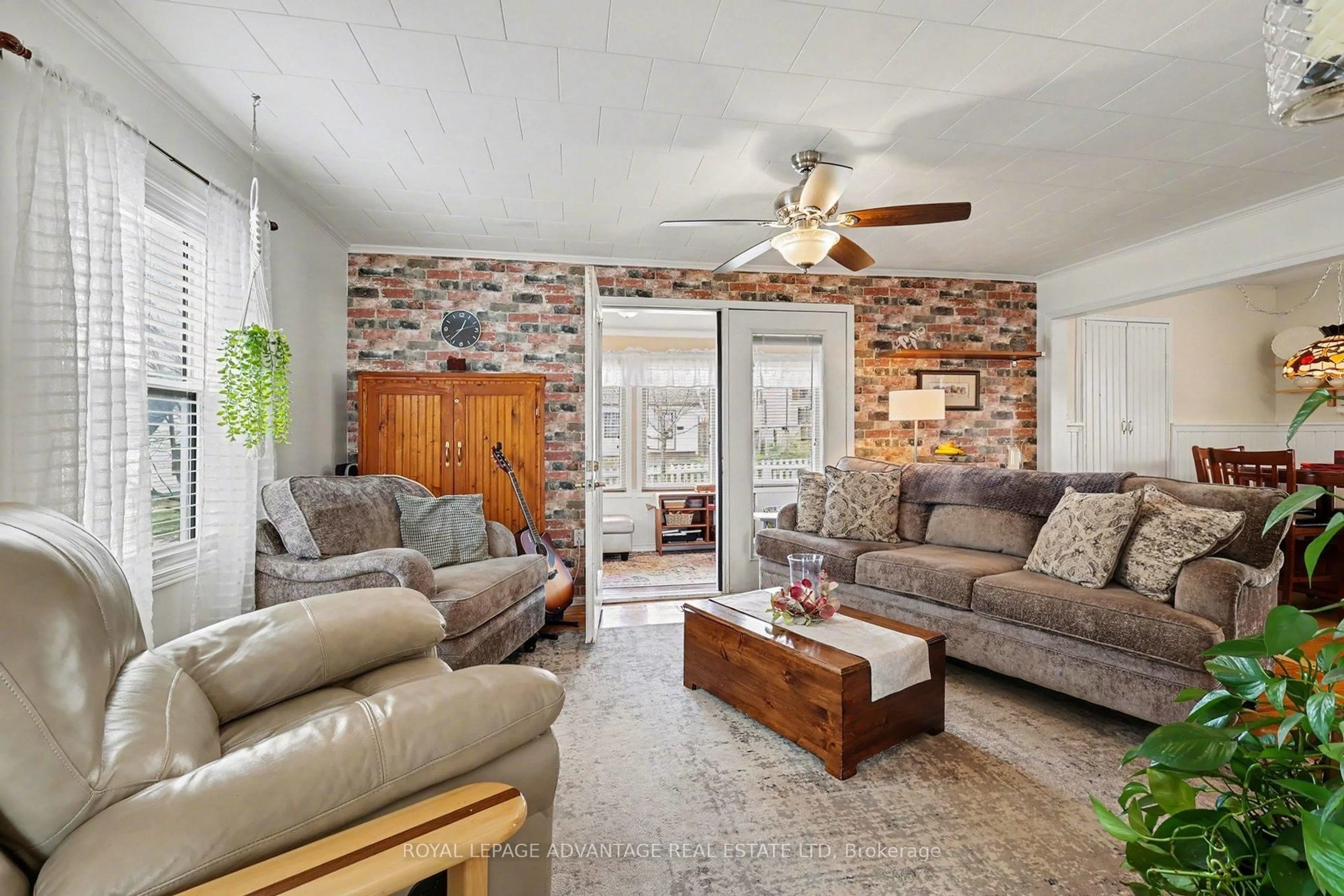 Living room with furniture, unknown for 8 Roosevelt Dr, Smiths Falls Ontario K7A 3J8