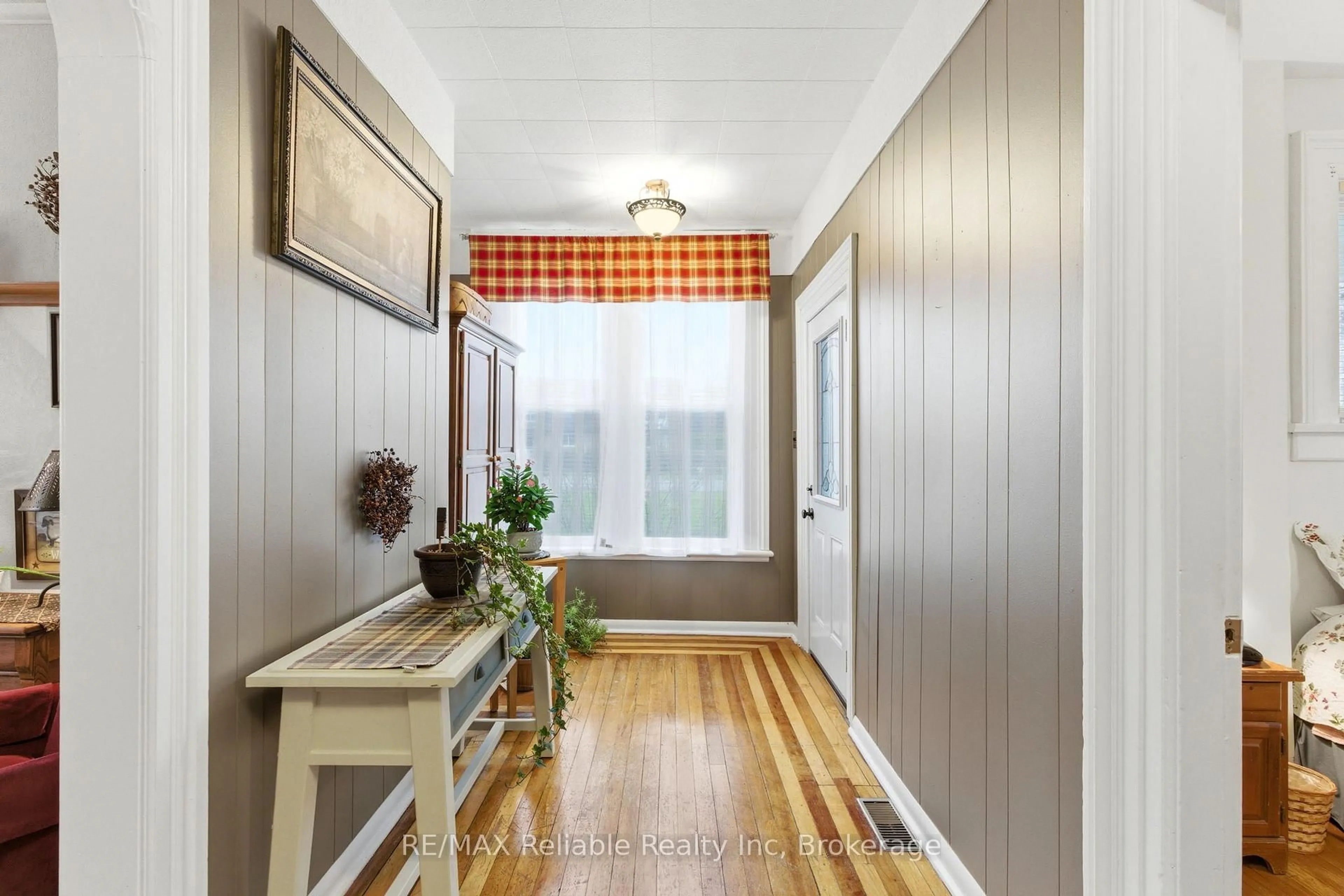 Indoor entryway for 43 Jarvis St, Huron East Ontario N0K 1W0