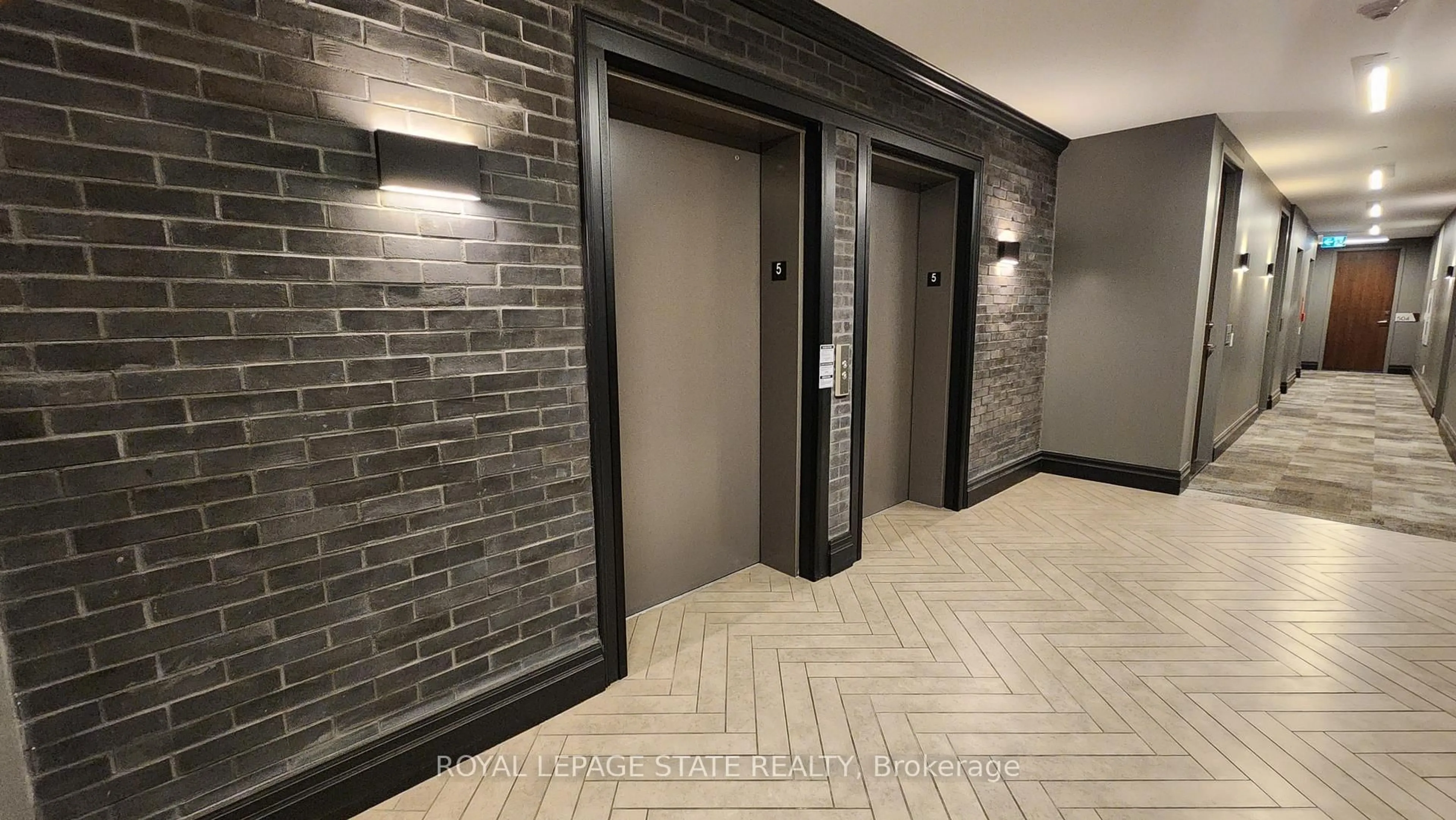 Indoor foyer for 101 Locke St #511, Hamilton Ontario L8P 4A6