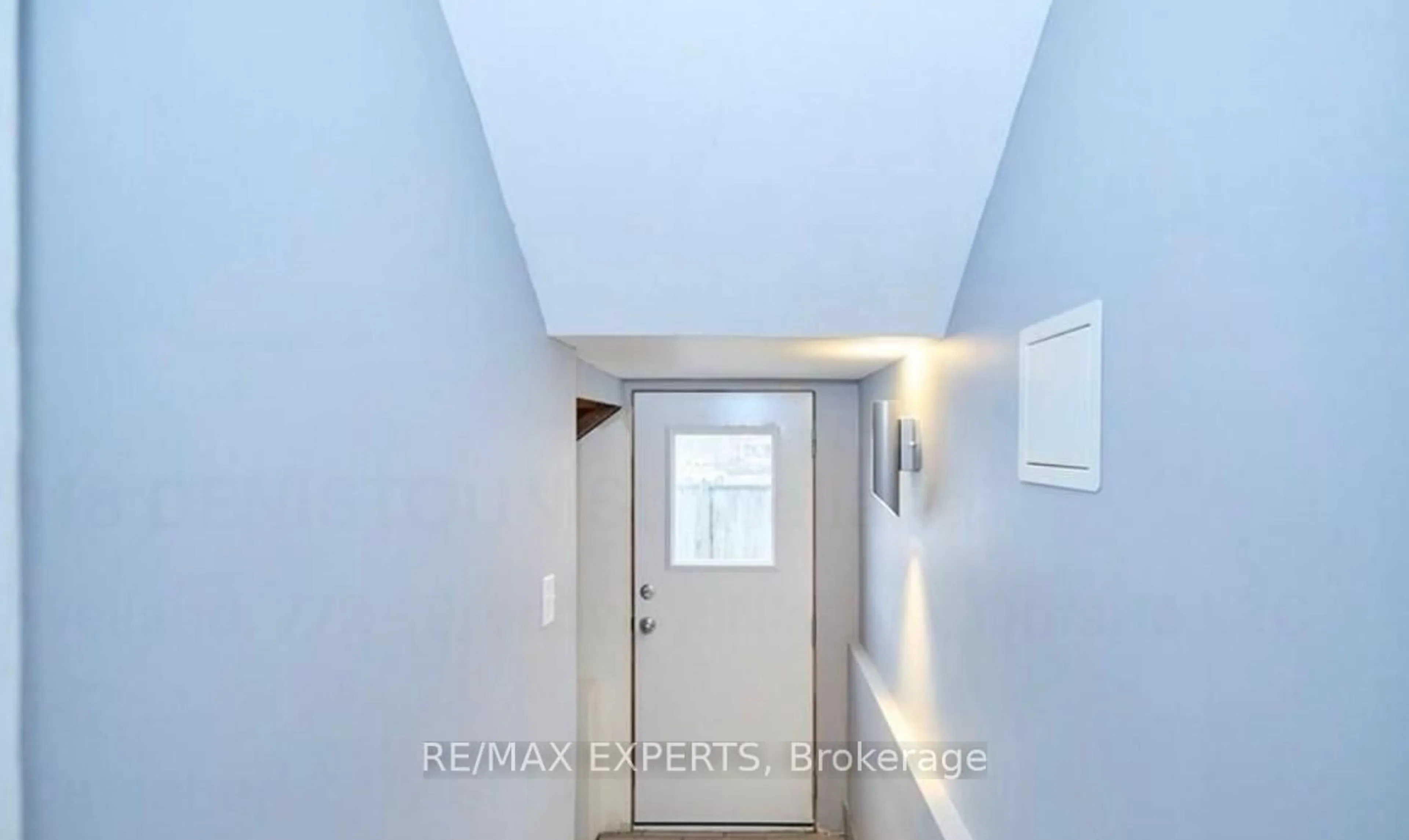 Indoor entryway for 118 Denistoun St, Welland Ontario L3C 5C3