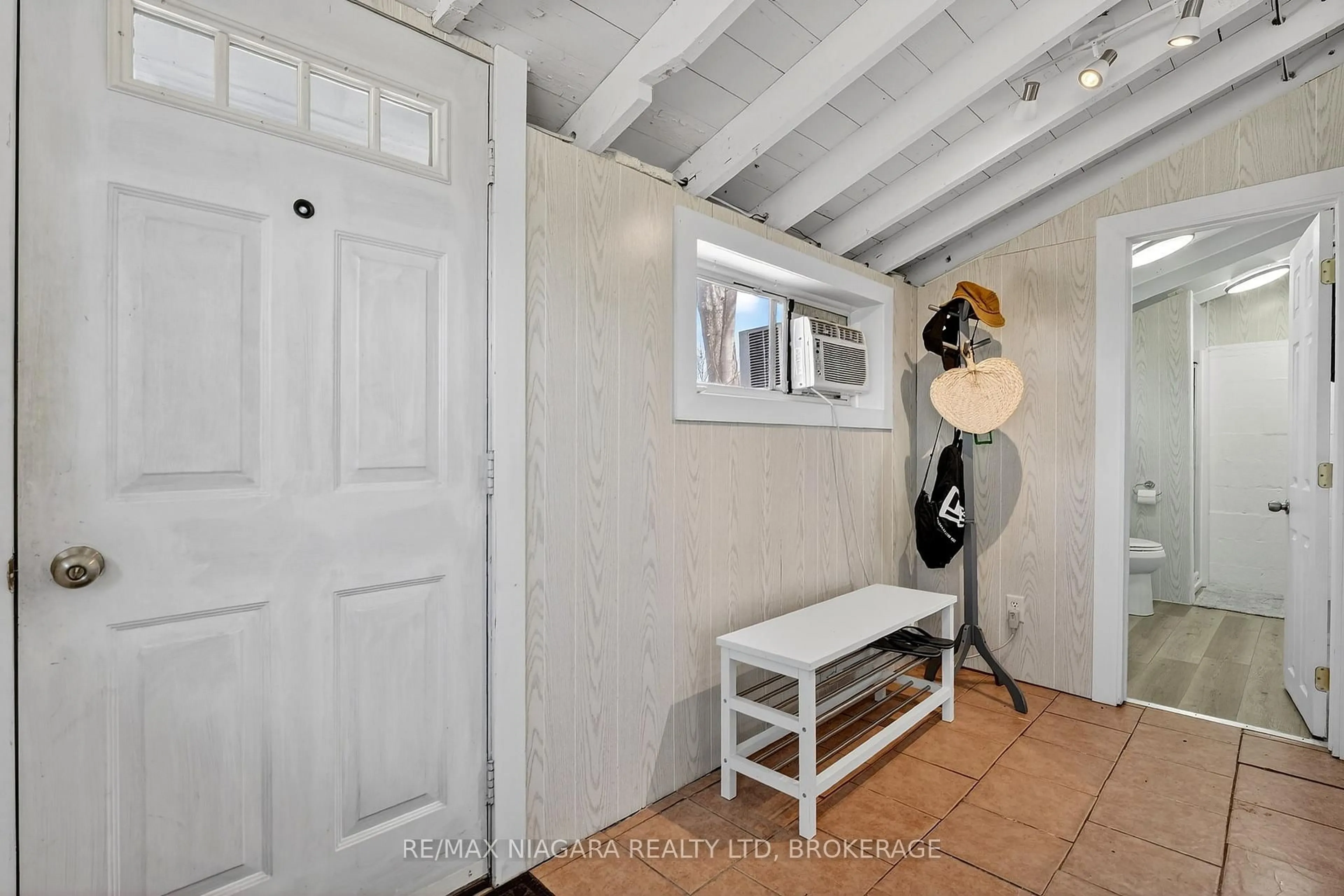 Indoor entryway for 239 Pleasant Beach Rd, Port Colborne Ontario L0S 1R0