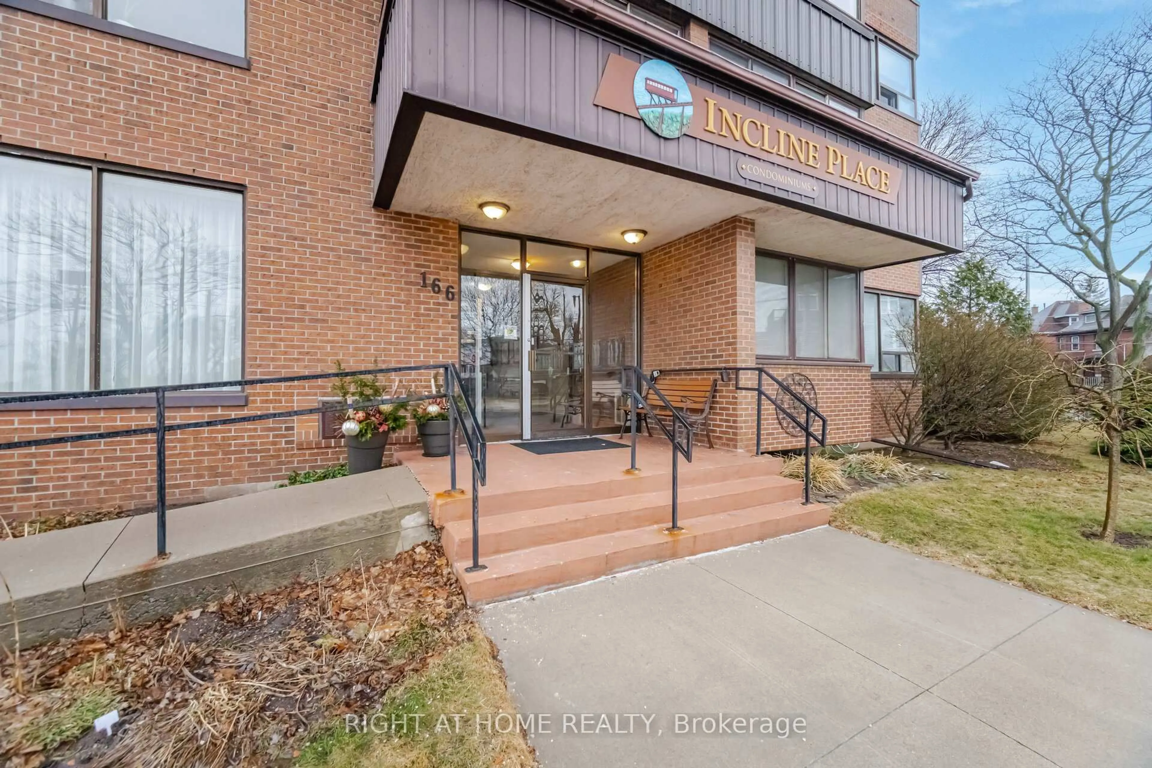 Indoor foyer for 166 Mountain Park Ave #201, Hamilton Ontario L8V 1A1