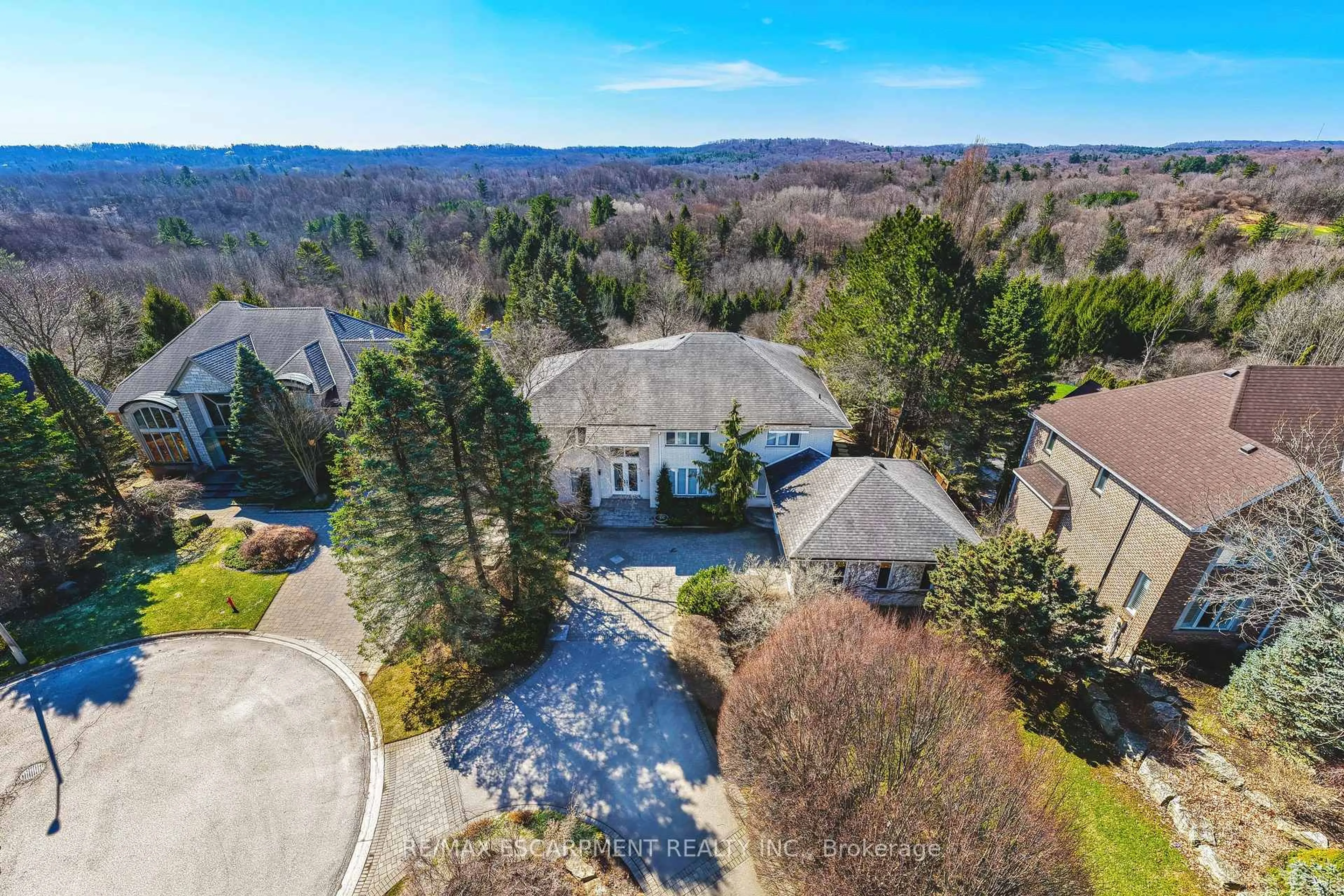 A pic from outside/outdoor area/front of a property/back of a property/a pic from drone, mountain view for 2 Anslow Crt, Hamilton Ontario L9H 6Z2