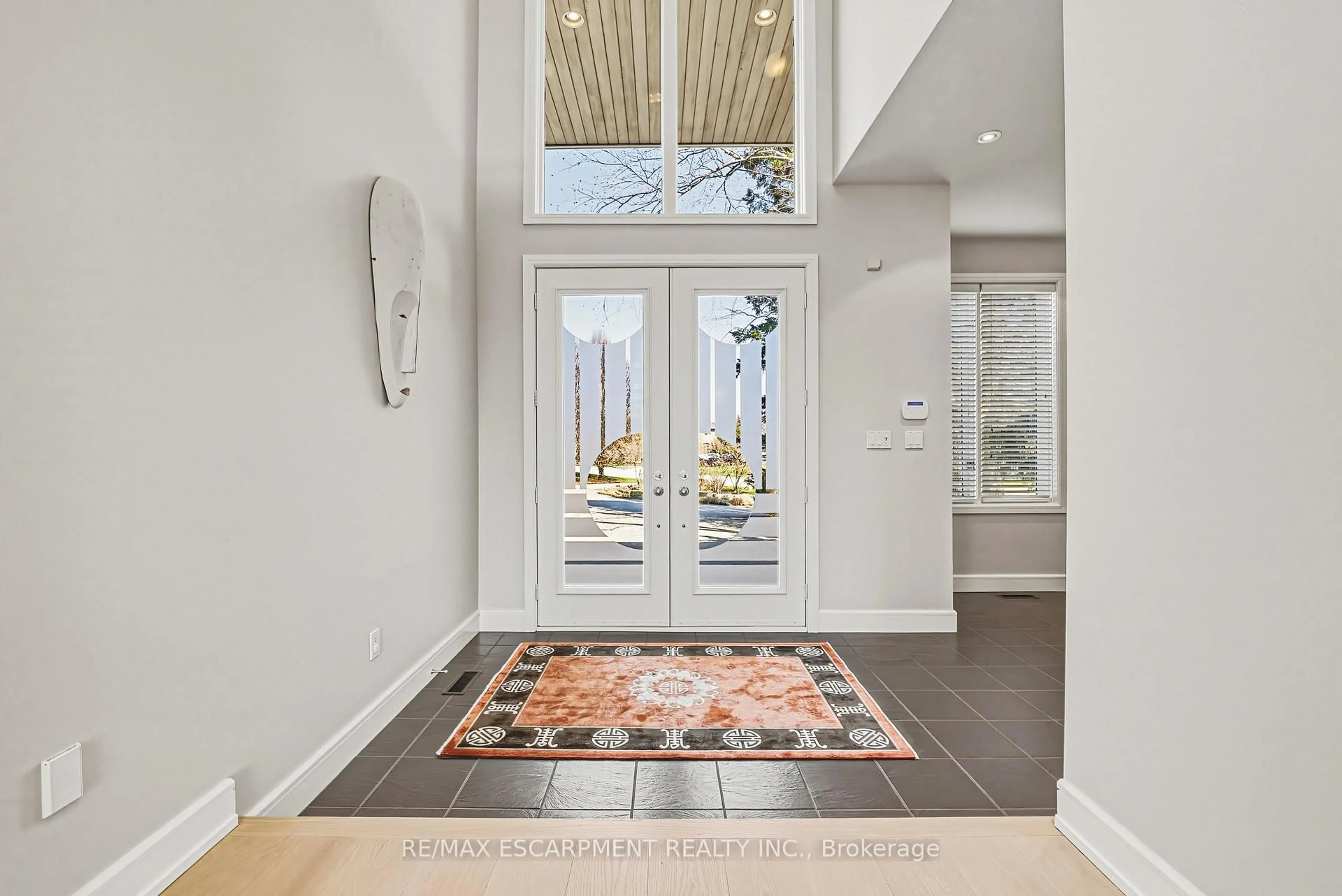 Indoor entryway for 2 Anslow Crt, Hamilton Ontario L9H 6Z2