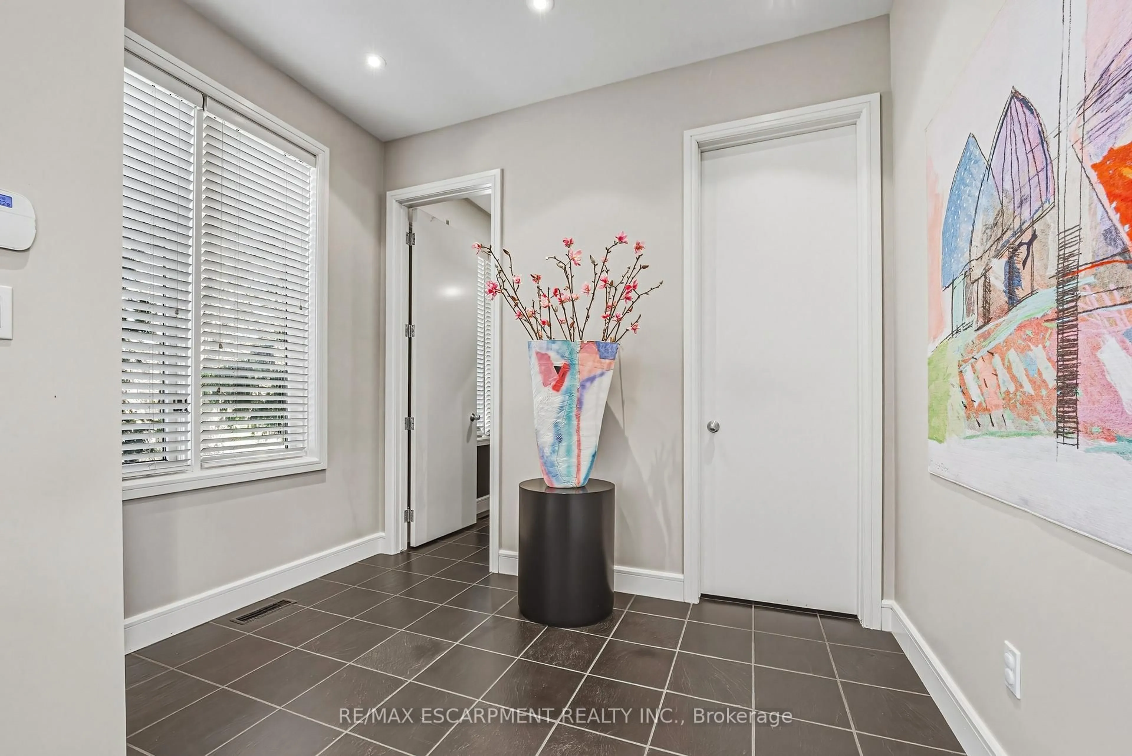 Indoor entryway for 2 Anslow Crt, Hamilton Ontario L9H 6Z2