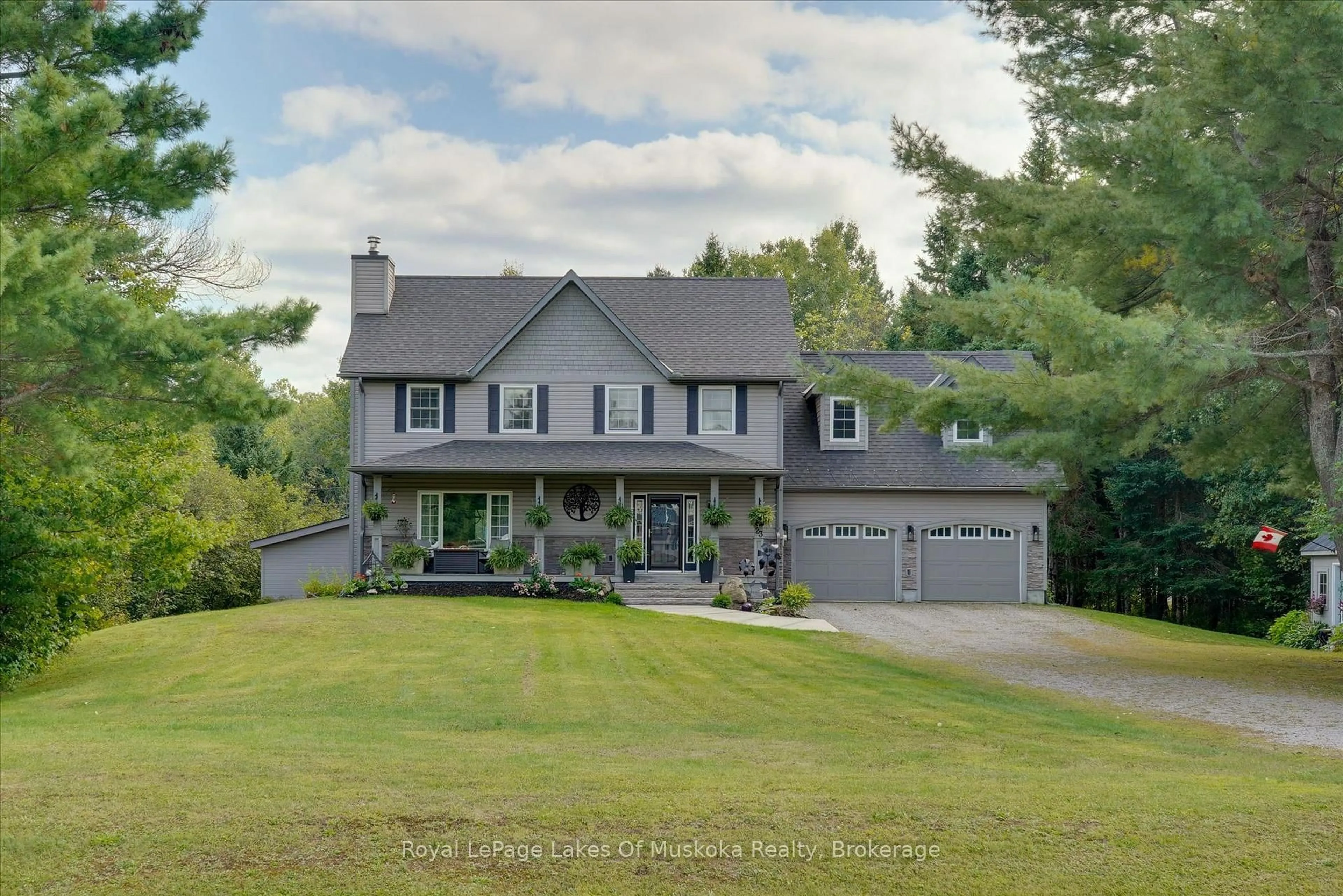 A pic from outside/outdoor area/front of a property/back of a property/a pic from drone, street for 23 Thomas Cres, Huntsville Ontario P1H 2M3