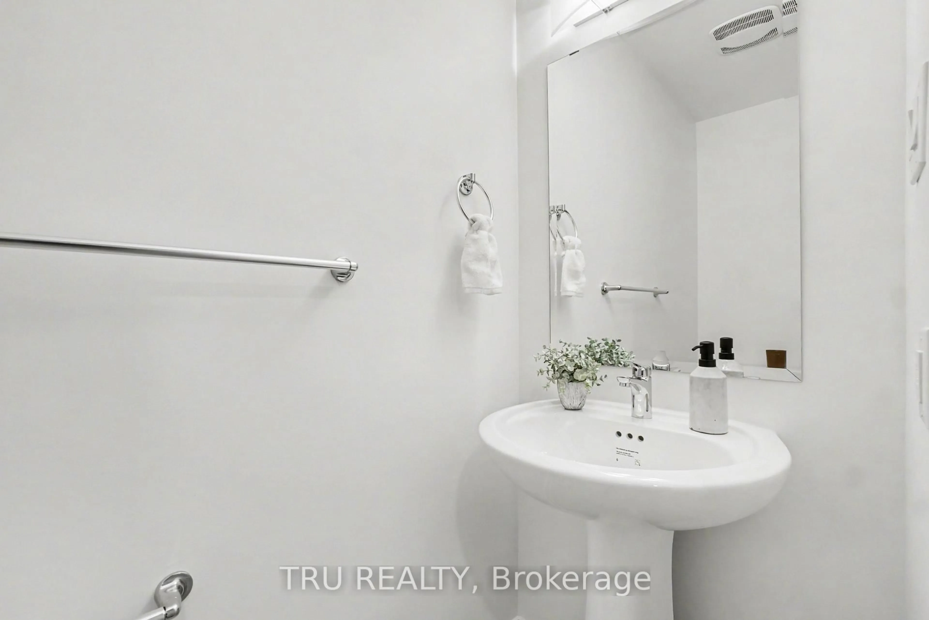 Standard bathroom, ceramic/tile floor for 931 Cologne St, Russell Ontario K0A 1W0