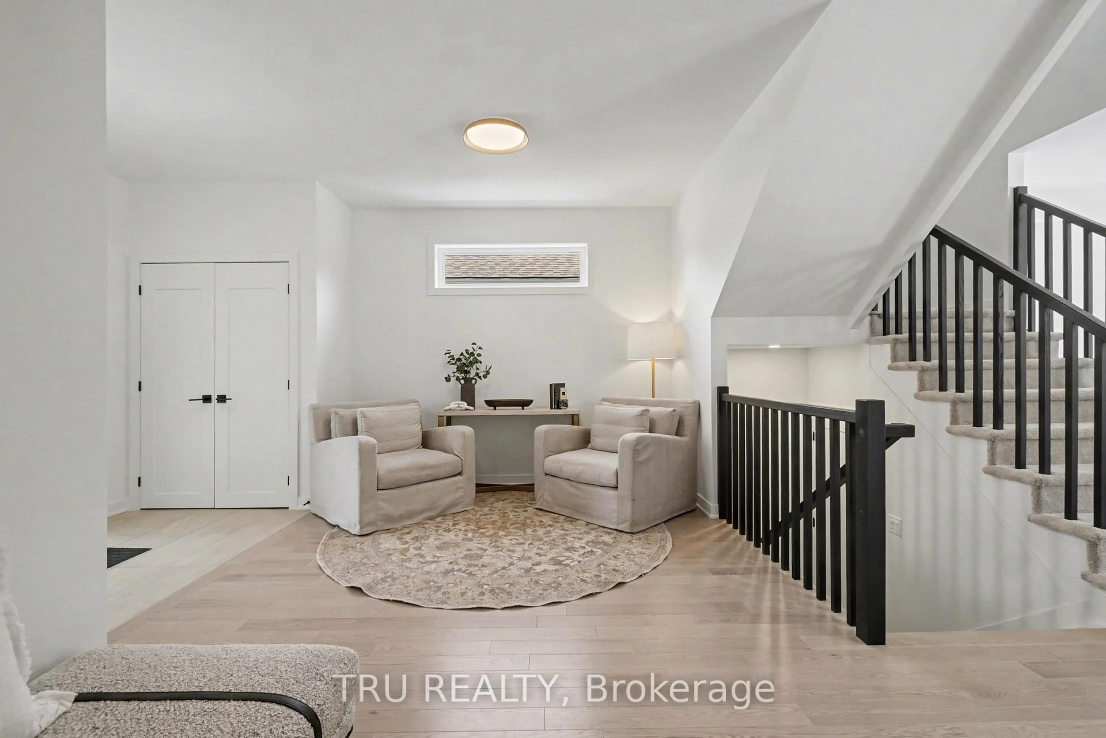 Indoor entryway for 931 Cologne St, Russell Ontario K0A 1W0